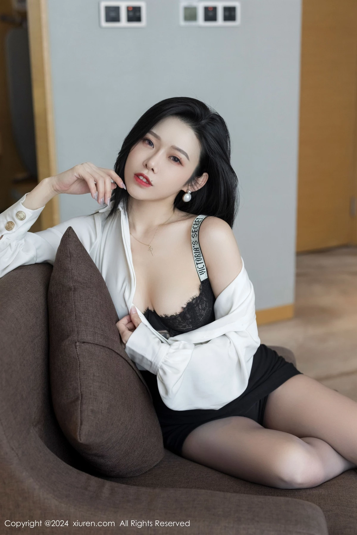 [[XiuRen秀人网]秀人网]No.9329_模特luvian本能性感白衬衫配黑短裙露超薄肉丝秀凹凸身材诱惑写真42P