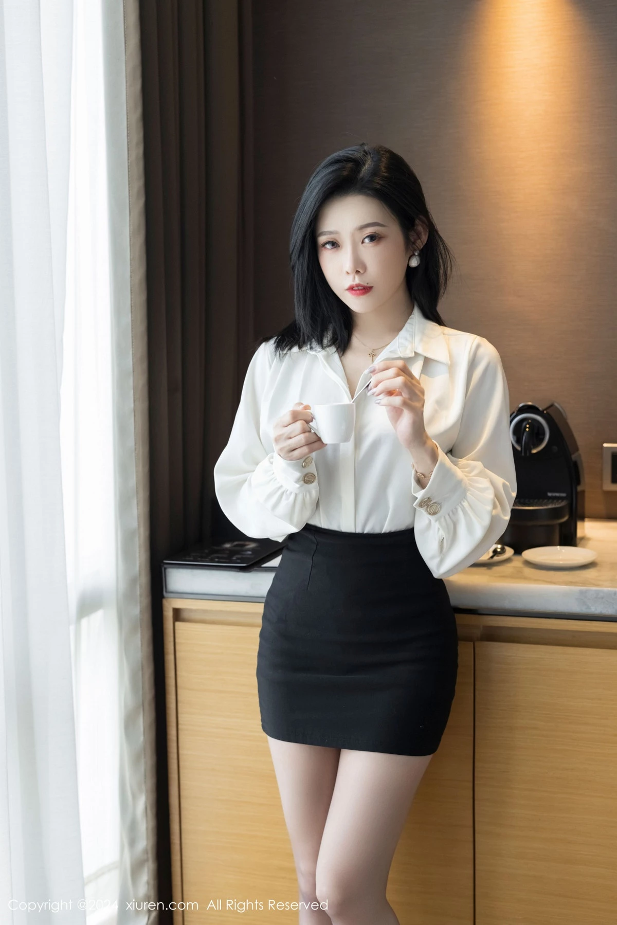 [[XiuRen秀人网]秀人网]No.9329_模特luvian本能性感白衬衫配黑短裙露超薄肉丝秀凹凸身材诱惑写真42P