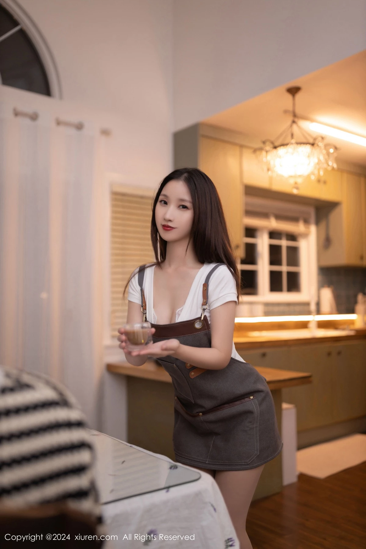 [[XiuRen秀人网]秀人网]No.9335_模特杏子Yada咖啡师装扮性感V领T恤配肉丝袜秀曼妙身姿诱惑写真82P
