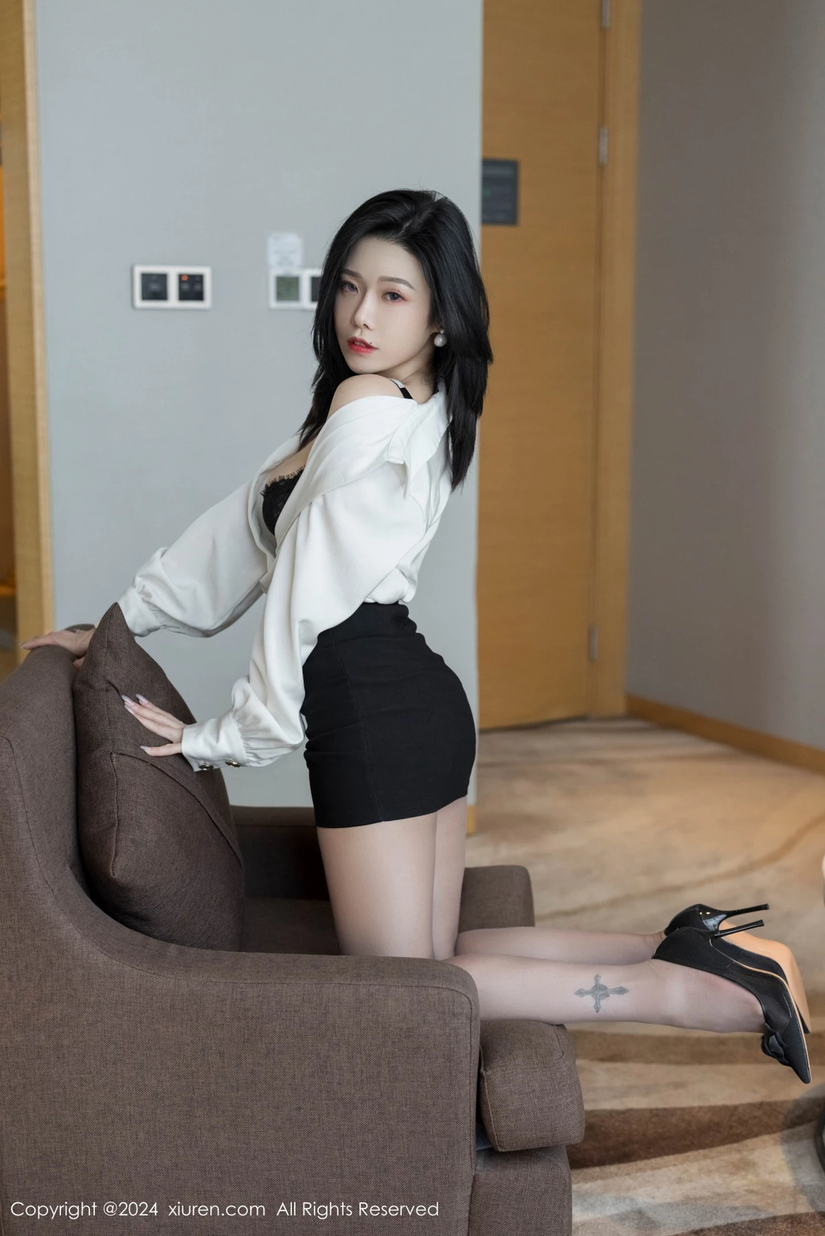 [[XiuRen秀人网]秀人网]No.9329_模特luvian本能性感白衬衫配黑短裙露超薄肉丝秀凹凸身材诱惑写真42P
