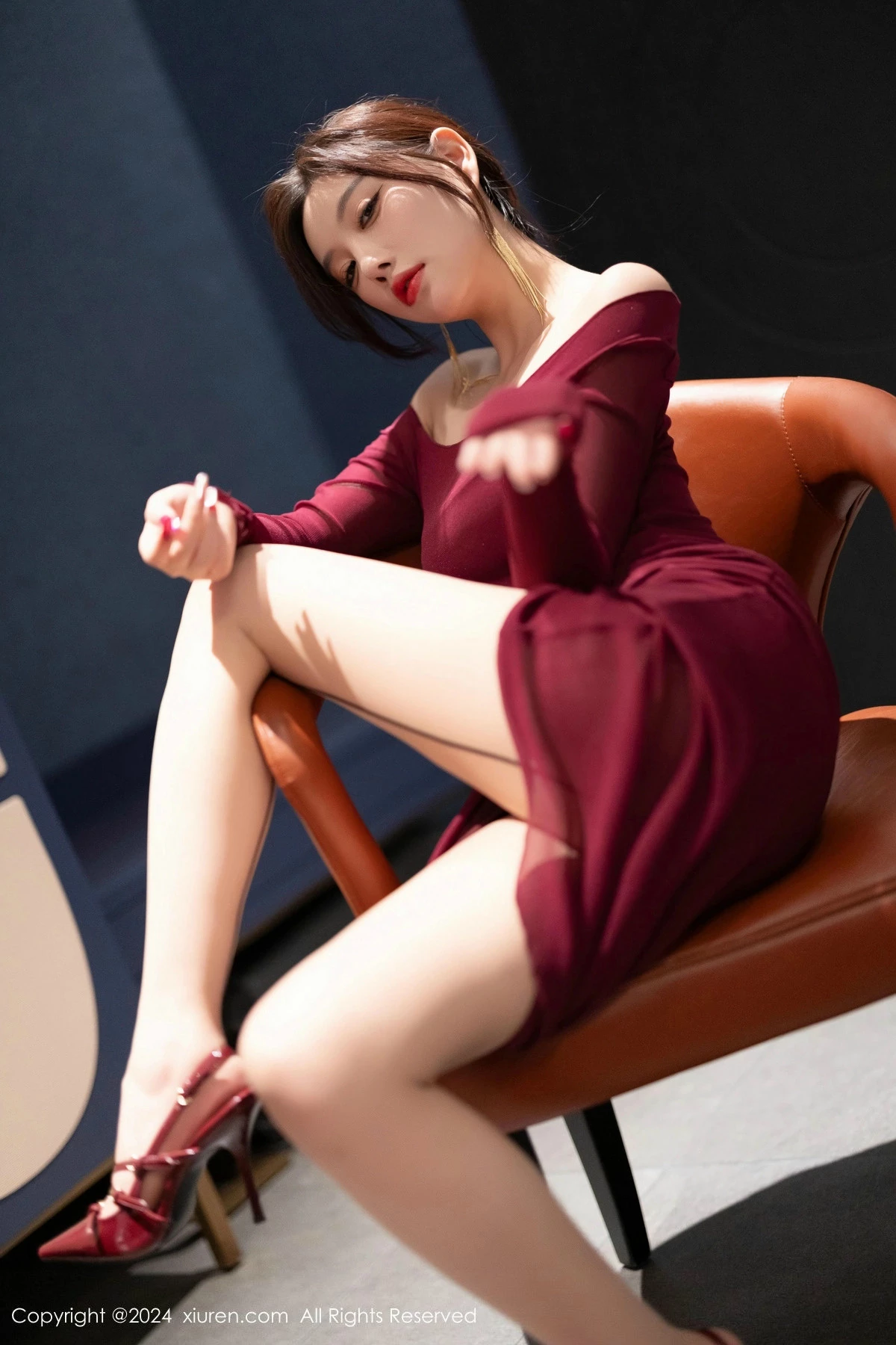 [[XiuRen秀人网]秀人网]No.9348_女神杨晨晨Yome性感红色连衣裙配超薄肉丝秀丰腴身材诱惑写真82P