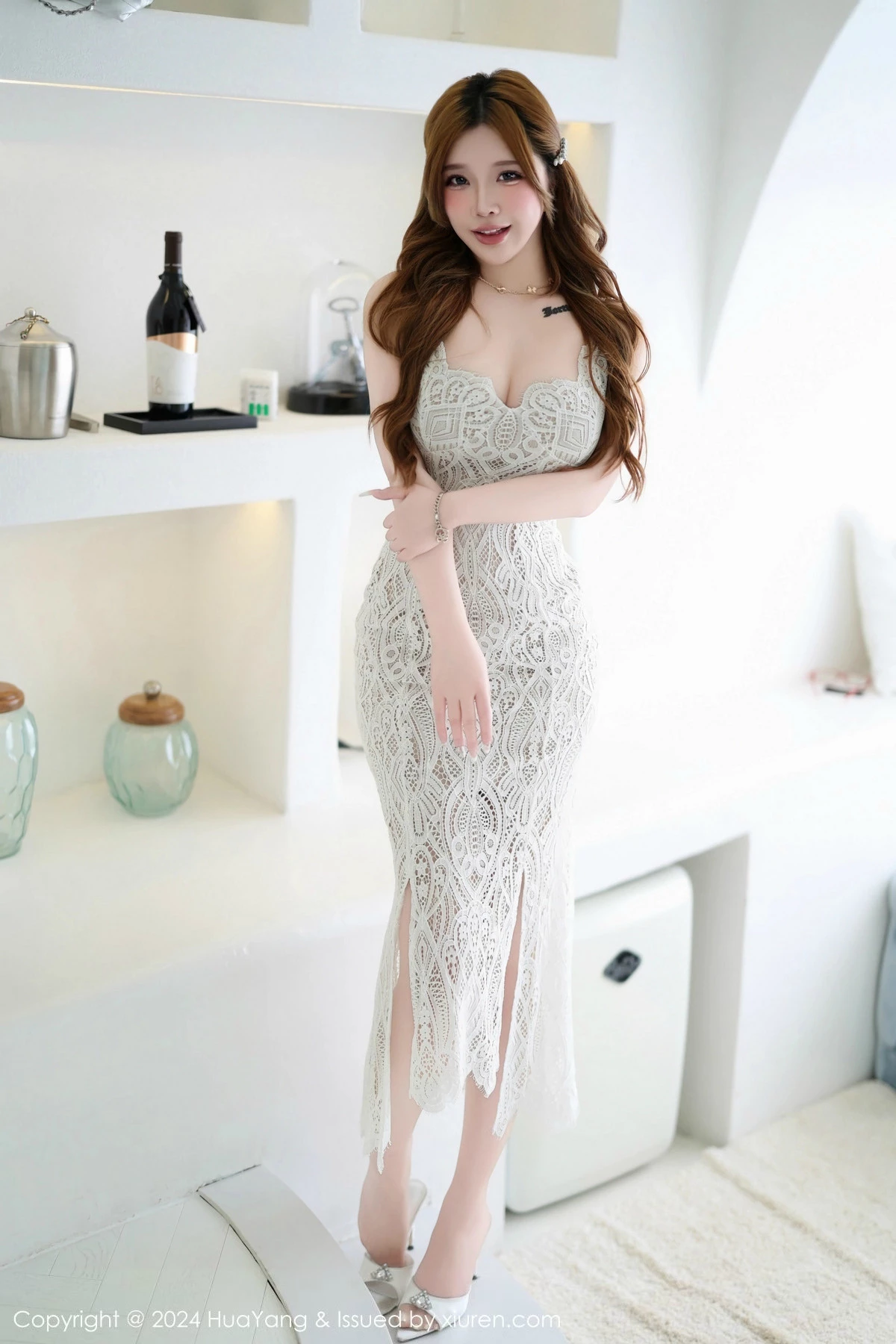 [YouMi尤蜜荟]Vol.1105_模特小海臀Rena性感缕空吊带长裙配肉丝袜秀丰满身材诱惑写真50P