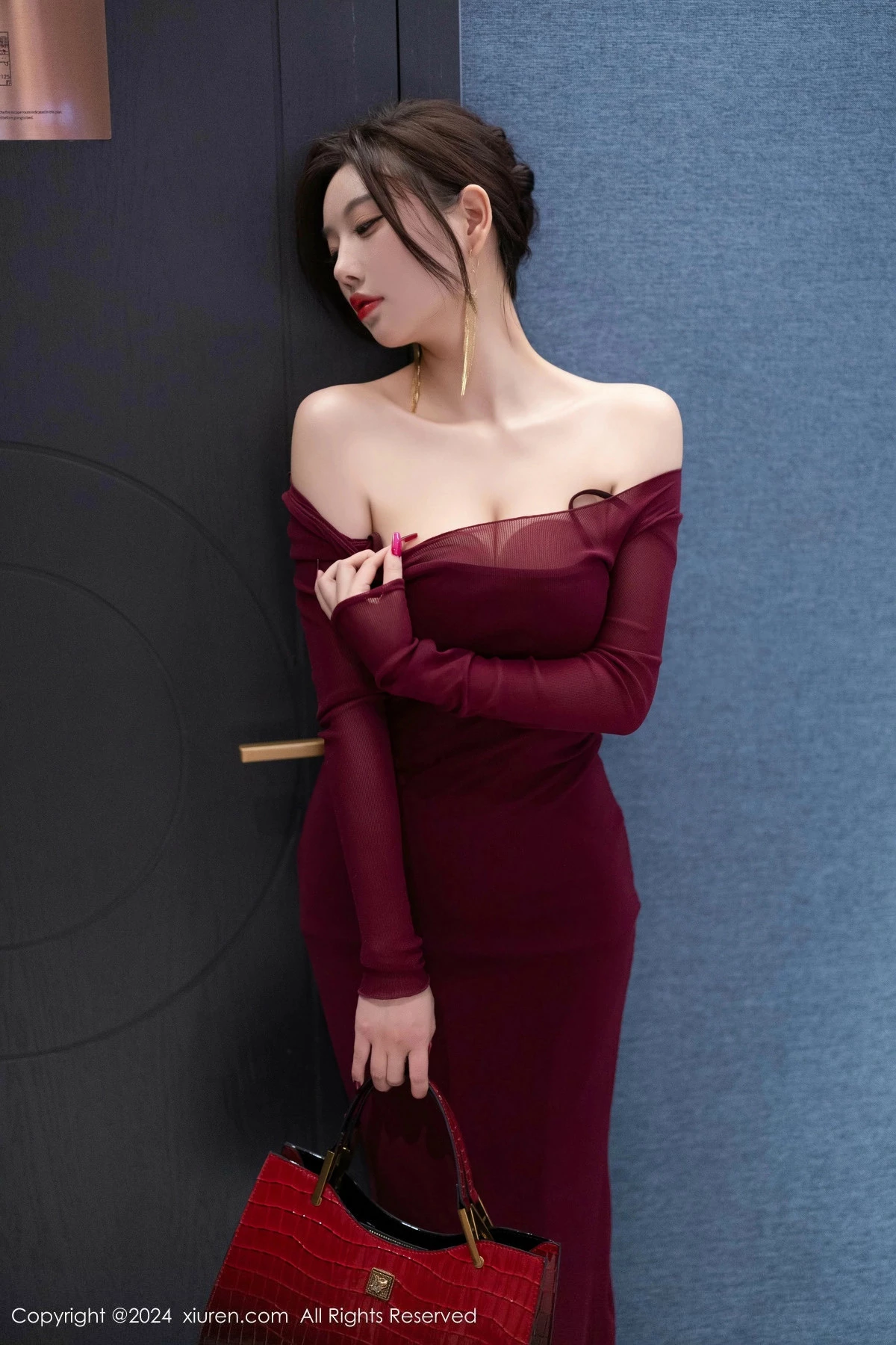 [[XiuRen秀人网]秀人网]No.9348_女神杨晨晨Yome性感红色连衣裙配超薄肉丝秀丰腴身材诱惑写真82P