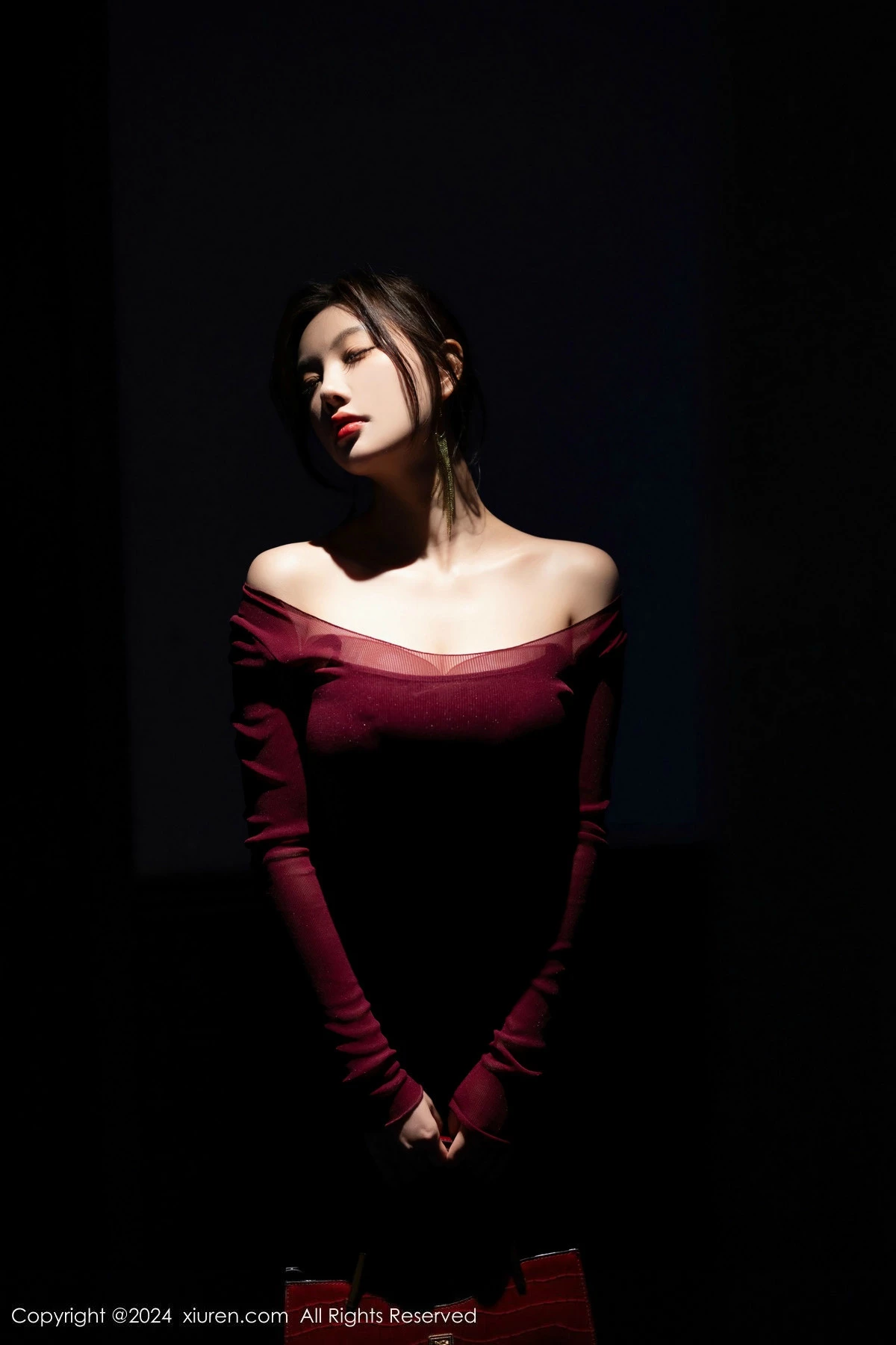 [[XiuRen秀人网]秀人网]No.9348_女神杨晨晨Yome性感红色连衣裙配超薄肉丝秀丰腴身材诱惑写真82P