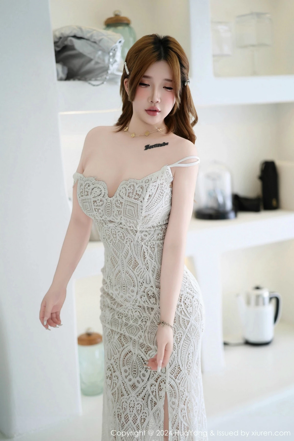 [YouMi尤蜜荟]Vol.1105_模特小海臀Rena性感缕空吊带长裙配肉丝袜秀丰满身材诱惑写真50P