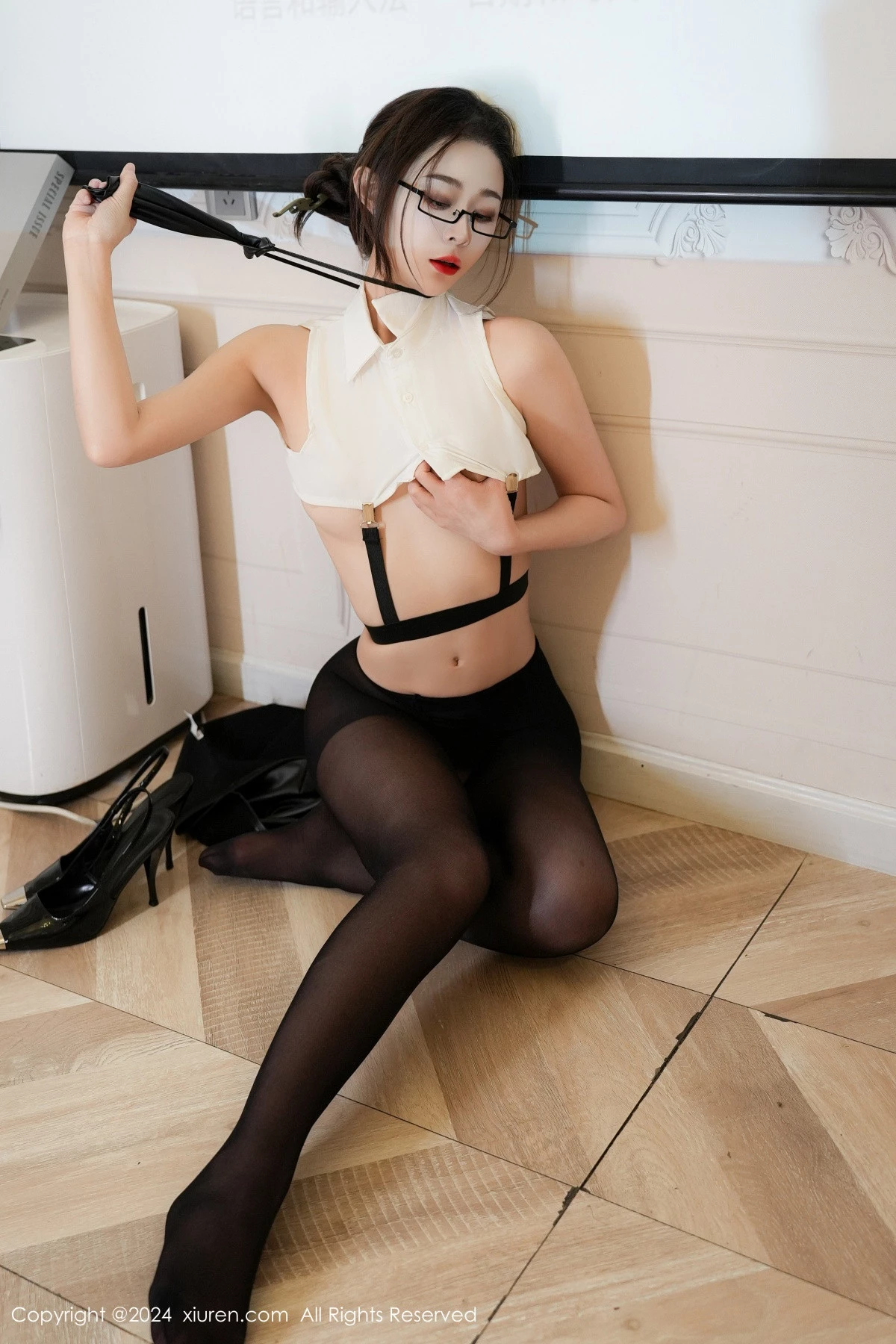 [[XiuRen秀人网]秀人网]No.9353_模特糖糖❤ 性感白色T恤配黑短裙露开档黑丝秀曼妙身姿诱惑写真70P