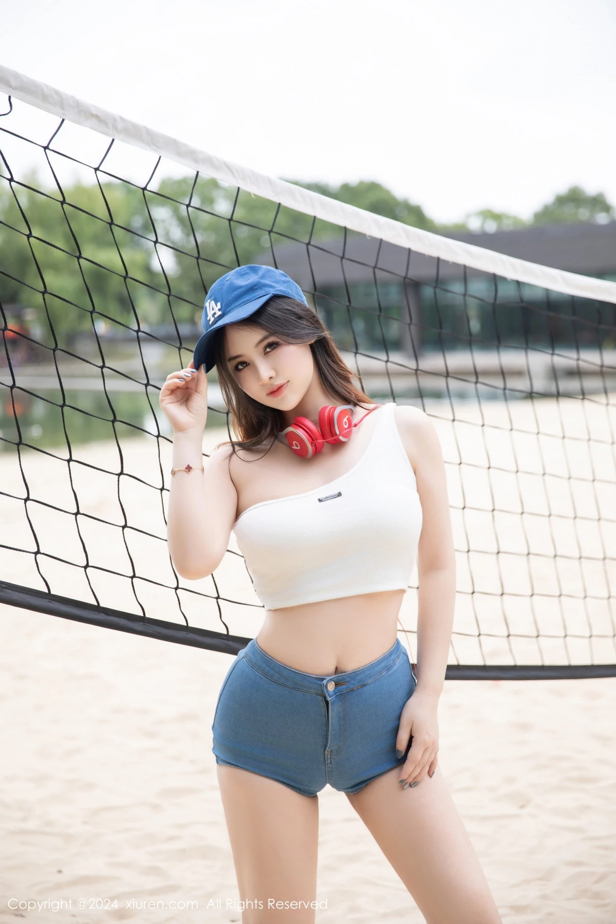 [[XiuRen秀人网]秀人网]No.9354_模特诗诗kiki性感白色抹胸服饰配超短牛仔裤秀丰腴身姿诱惑写真81P