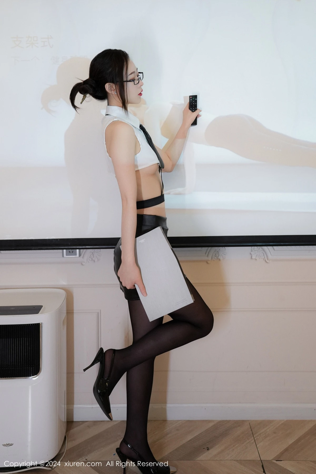 [[XiuRen秀人网]秀人网]No.9353_模特糖糖❤ 性感白色T恤配黑短裙露开档黑丝秀曼妙身姿诱惑写真70P