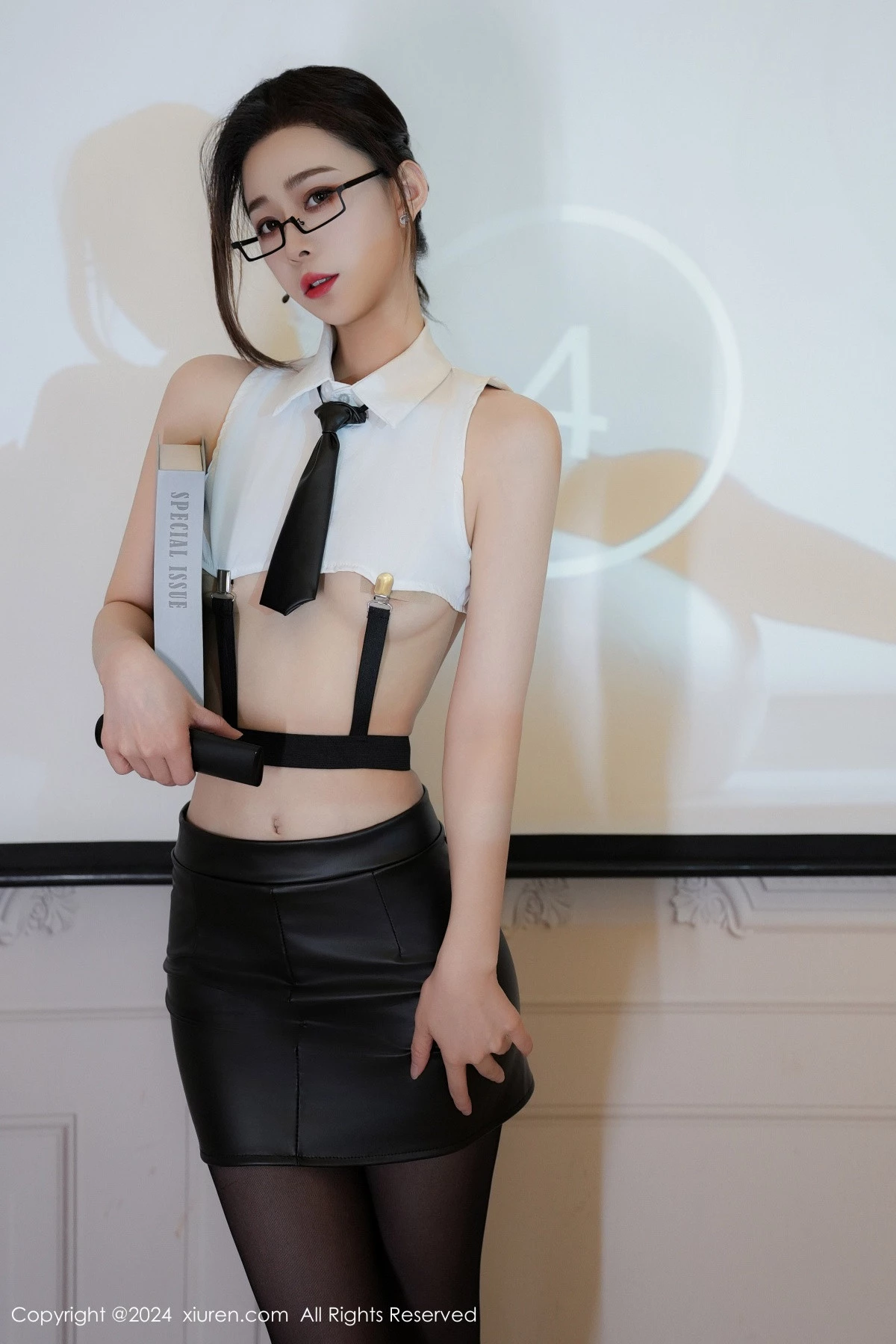 [[XiuRen秀人网]秀人网]No.9353_模特糖糖❤ 性感白色T恤配黑短裙露开档黑丝秀曼妙身姿诱惑写真70P