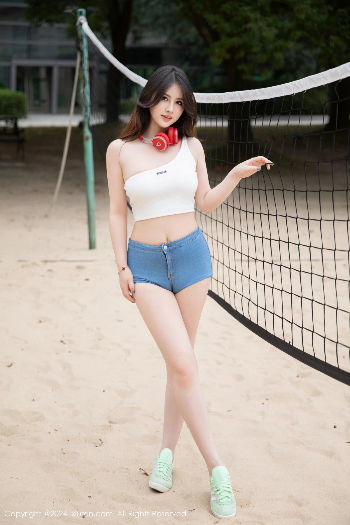 [[XiuRen秀人网]秀人网]No.9354_模特诗诗kiki性感白色抹胸服饰配超短牛仔裤秀丰腴身姿诱惑写真81P