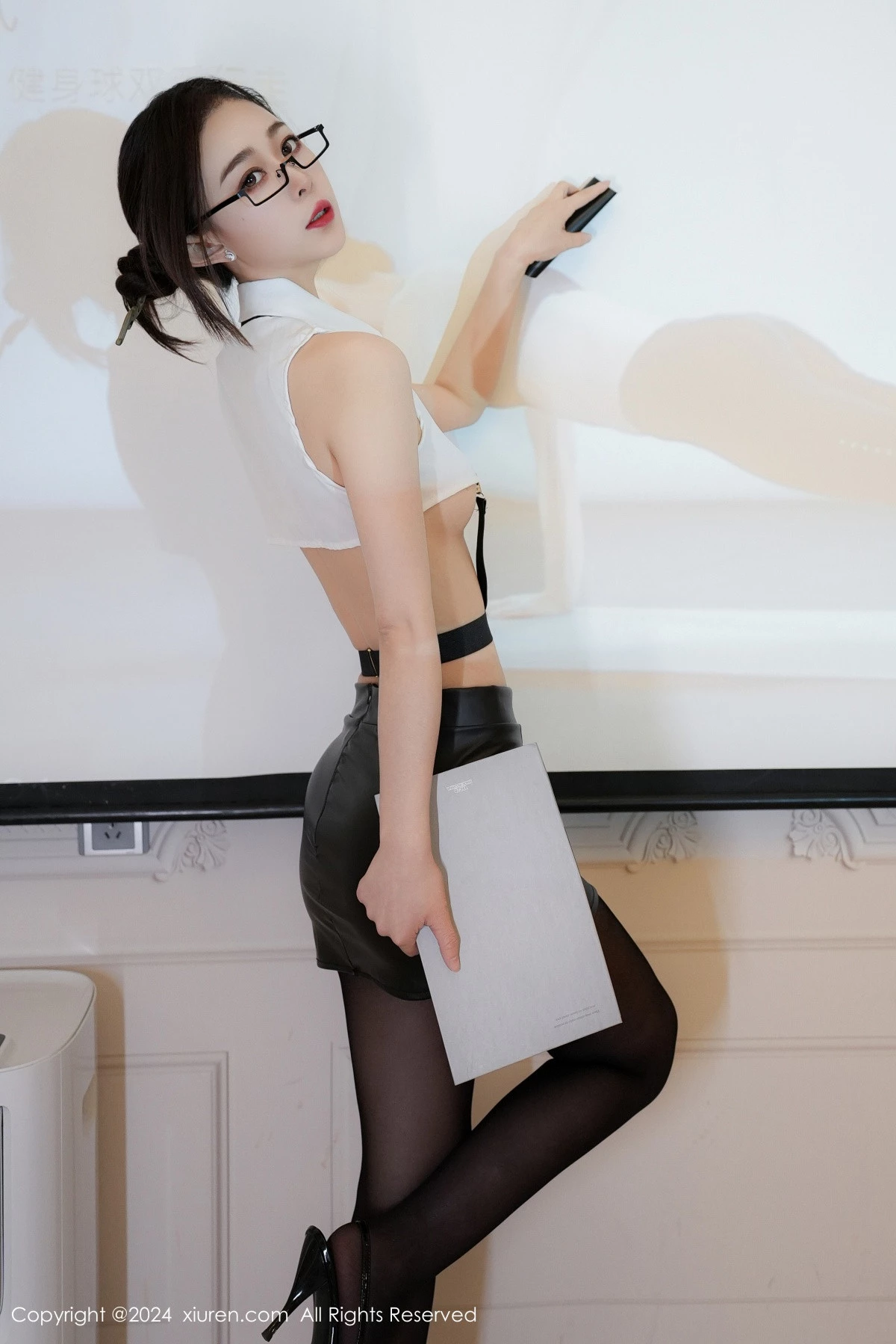 [[XiuRen秀人网]秀人网]No.9353_模特糖糖❤ 性感白色T恤配黑短裙露开档黑丝秀曼妙身姿诱惑写真70P