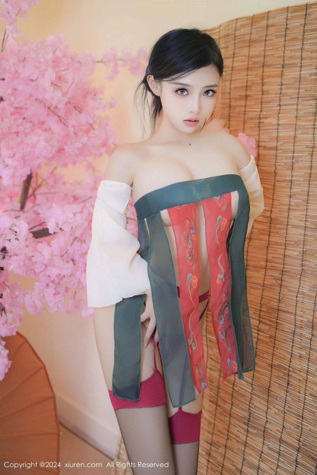 [[XiuRen秀人网]秀人网]No.9351_模特妙可可Cheese性感薄纱汉服配黑丝吊袜秀丰腴身材诱惑写真80P