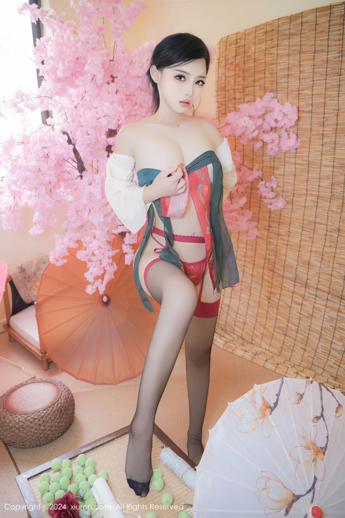 [[XiuRen秀人网]秀人网]No.9351_模特妙可可Cheese性感薄纱汉服配黑丝吊袜秀丰腴身材诱惑写真80P