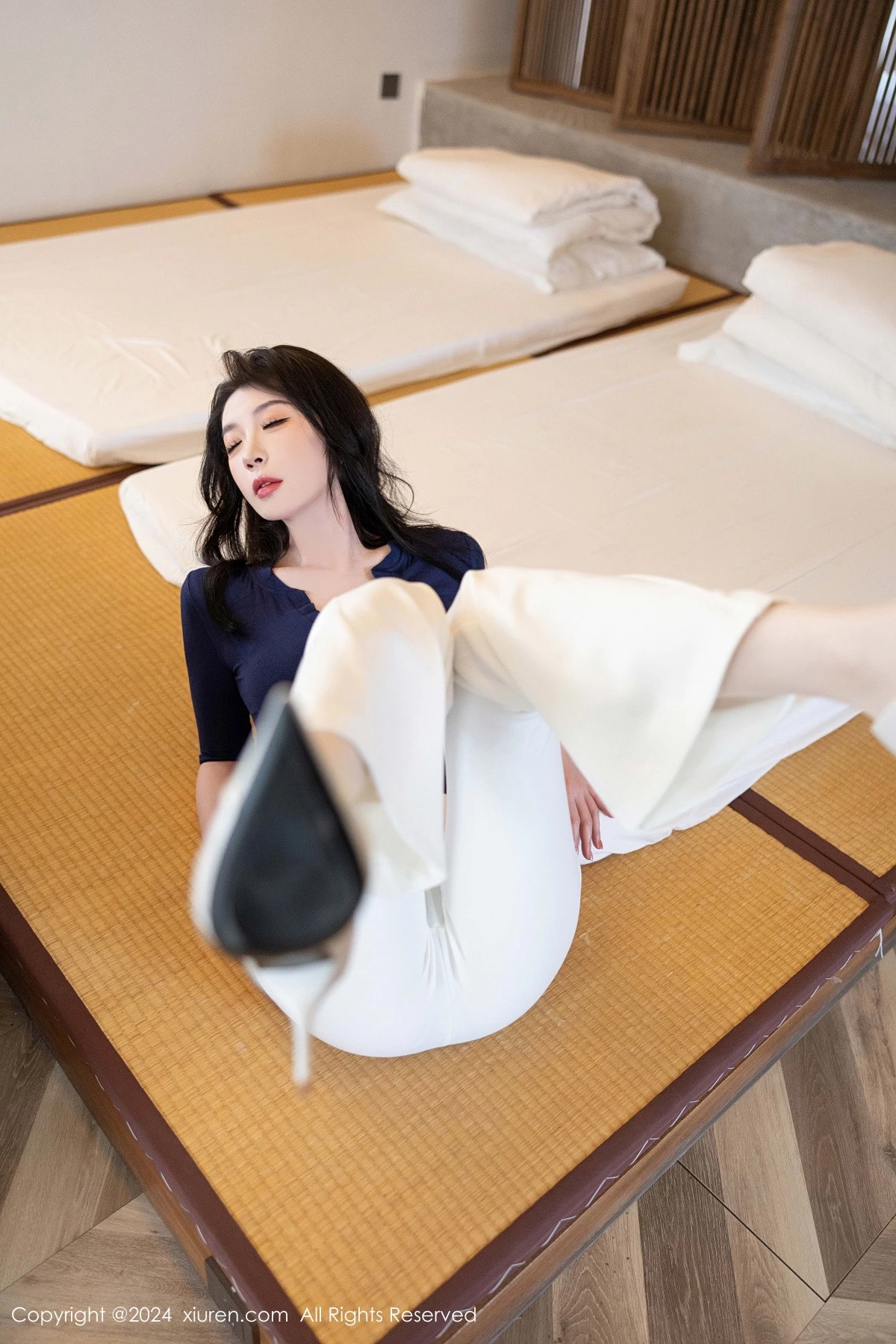 [[XiuRen秀人网]秀人网]No.9355_模特梦心玥性感深蓝V领露蓝色蕾丝内衣秀高挑曼妙身姿诱惑写真83P