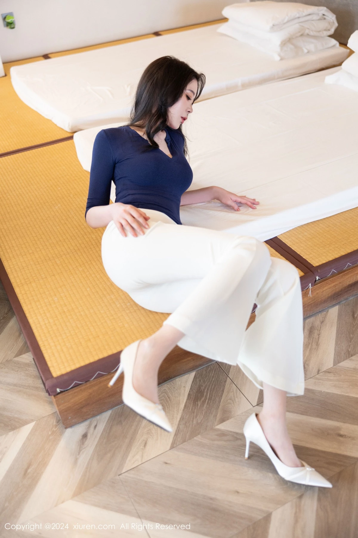 [[XiuRen秀人网]秀人网]No.9355_模特梦心玥性感深蓝V领露蓝色蕾丝内衣秀高挑曼妙身姿诱惑写真83P