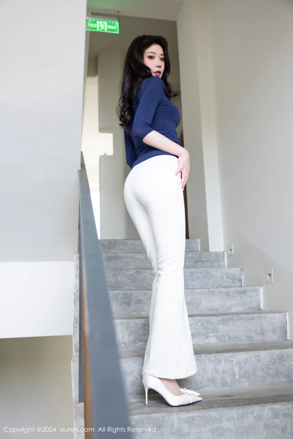 [[XiuRen秀人网]秀人网]No.9355_模特梦心玥性感深蓝V领露蓝色蕾丝内衣秀高挑曼妙身姿诱惑写真83P