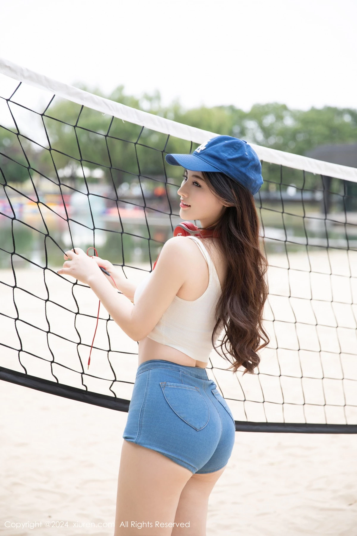 [[XiuRen秀人网]秀人网]No.9354_模特诗诗kiki性感白色抹胸服饰配超短牛仔裤秀丰腴身姿诱惑写真81P