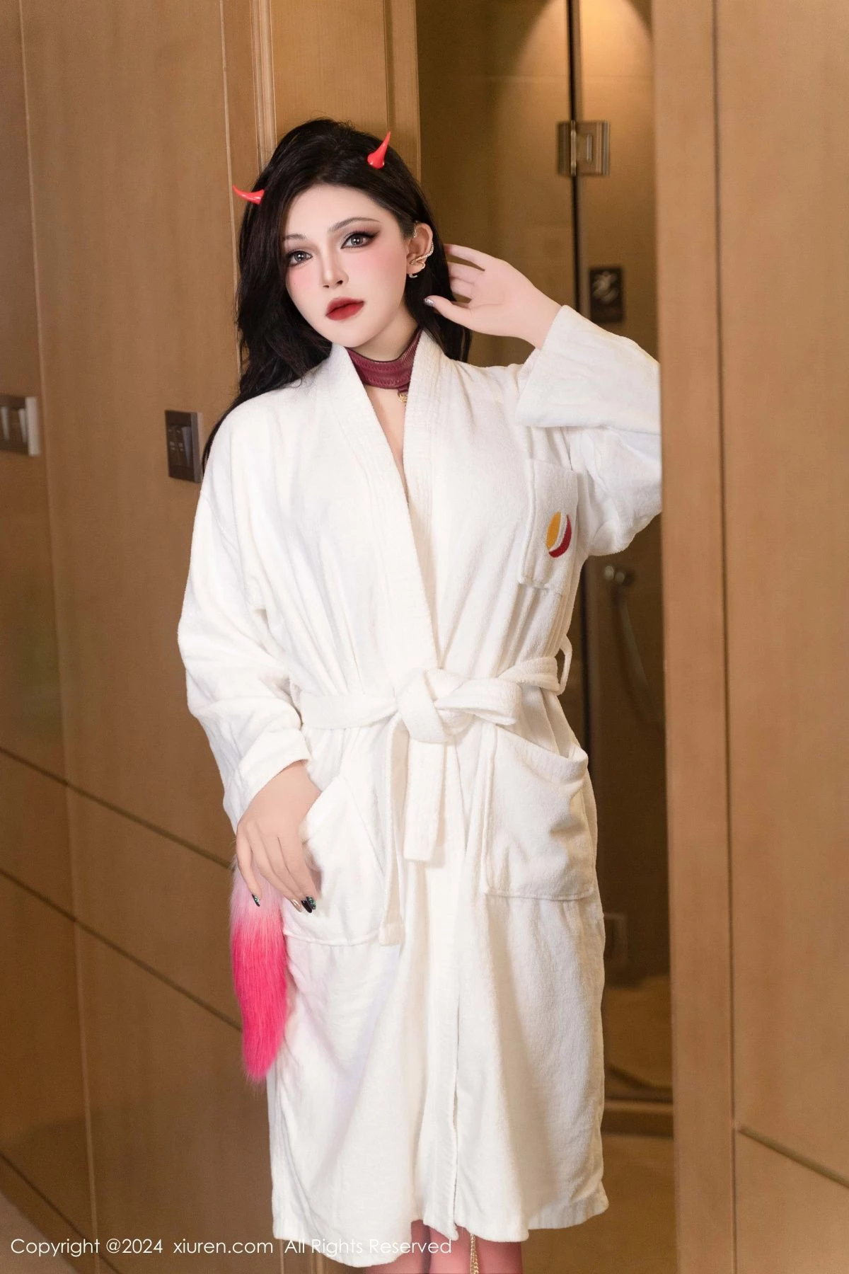 [[XiuRen秀人网]秀人网]No.9352_模特伊丽莎有点白性感白色睡袍露情趣内衣秀丰满身材诱惑写真93P