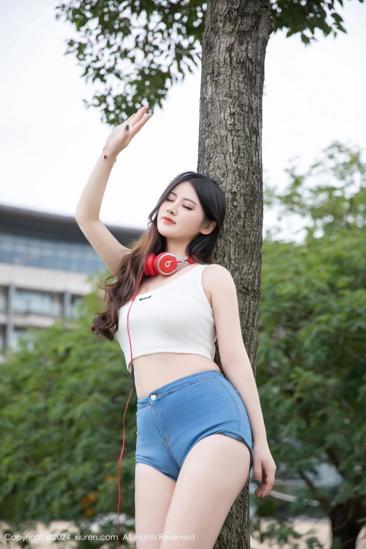 [[XiuRen秀人网]秀人网]No.9354_模特诗诗kiki性感白色抹胸服饰配超短牛仔裤秀丰腴身姿诱惑写真81P