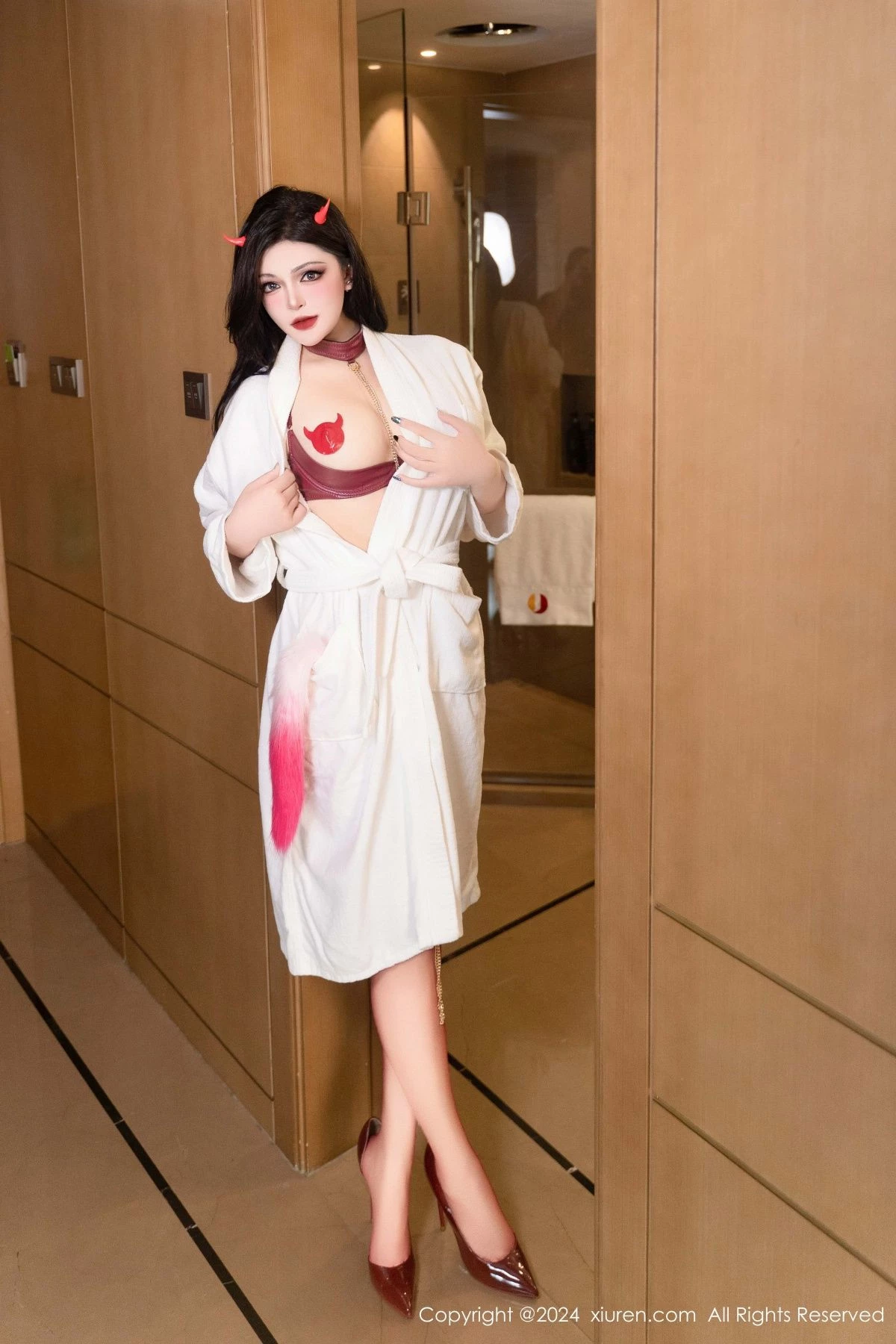 [[XiuRen秀人网]秀人网]No.9352_模特伊丽莎有点白性感白色睡袍露情趣内衣秀丰满身材诱惑写真93P