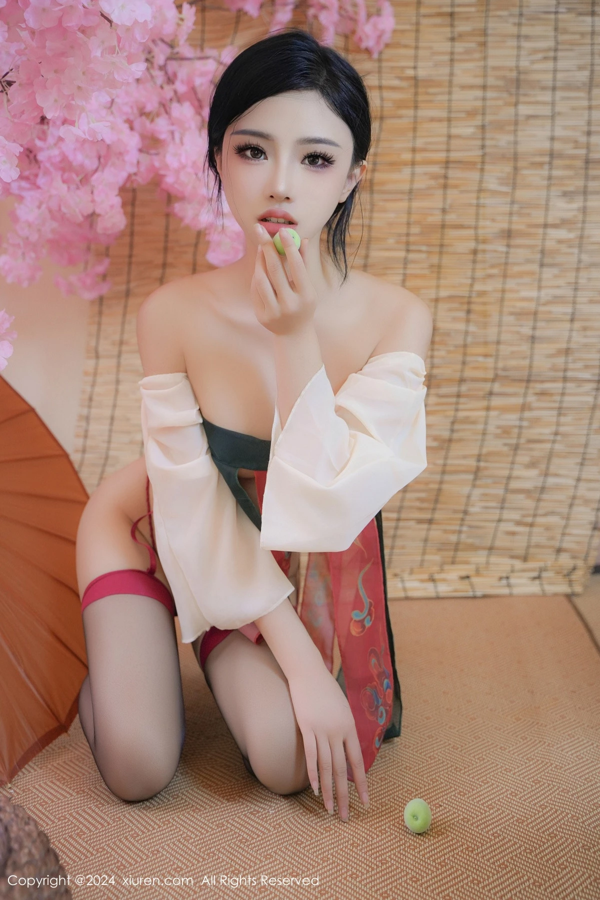 [[XiuRen秀人网]秀人网]No.9351_模特妙可可Cheese性感薄纱汉服配黑丝吊袜秀丰腴身材诱惑写真80P