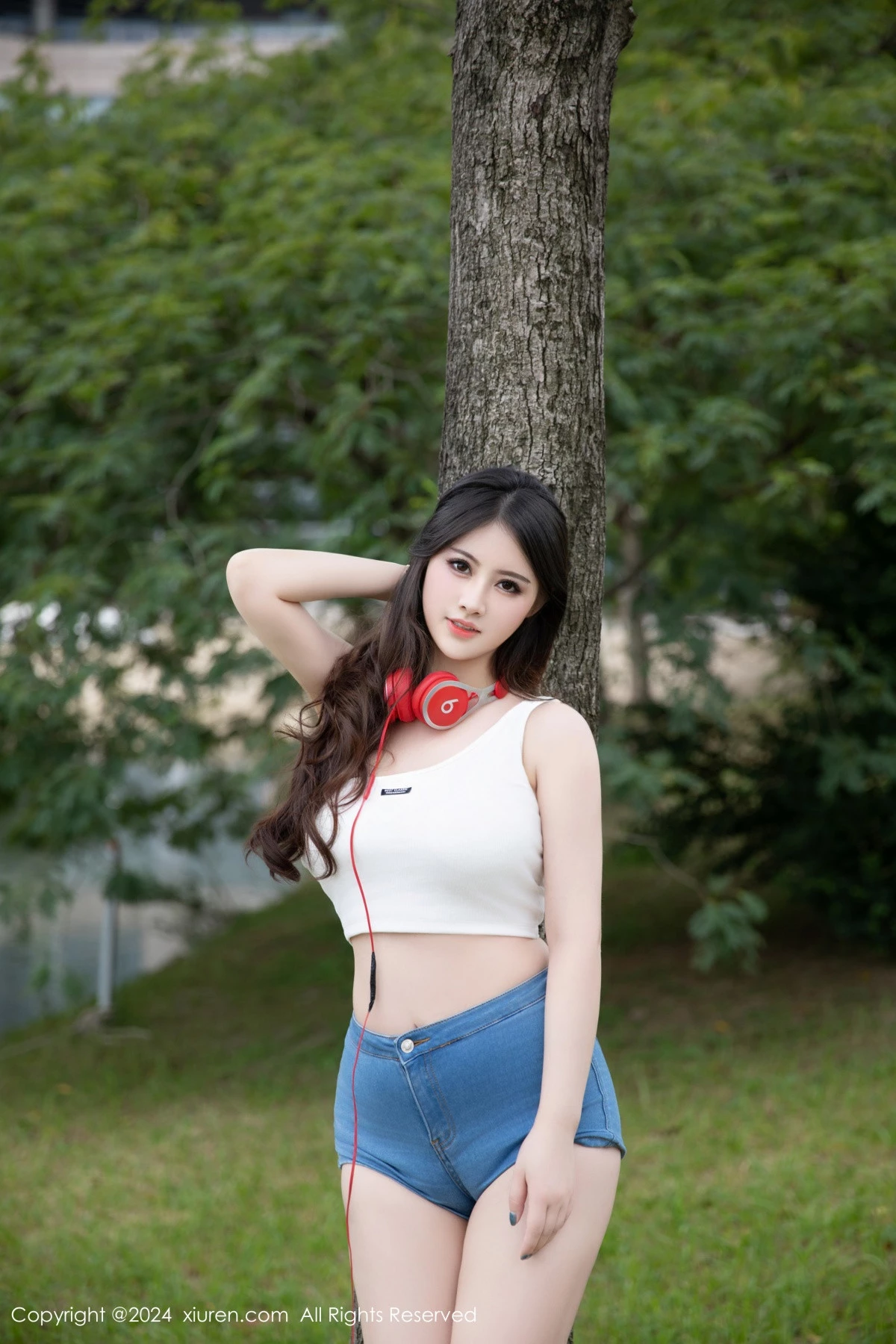 [[XiuRen秀人网]秀人网]No.9354_模特诗诗kiki性感白色抹胸服饰配超短牛仔裤秀丰腴身姿诱惑写真81P