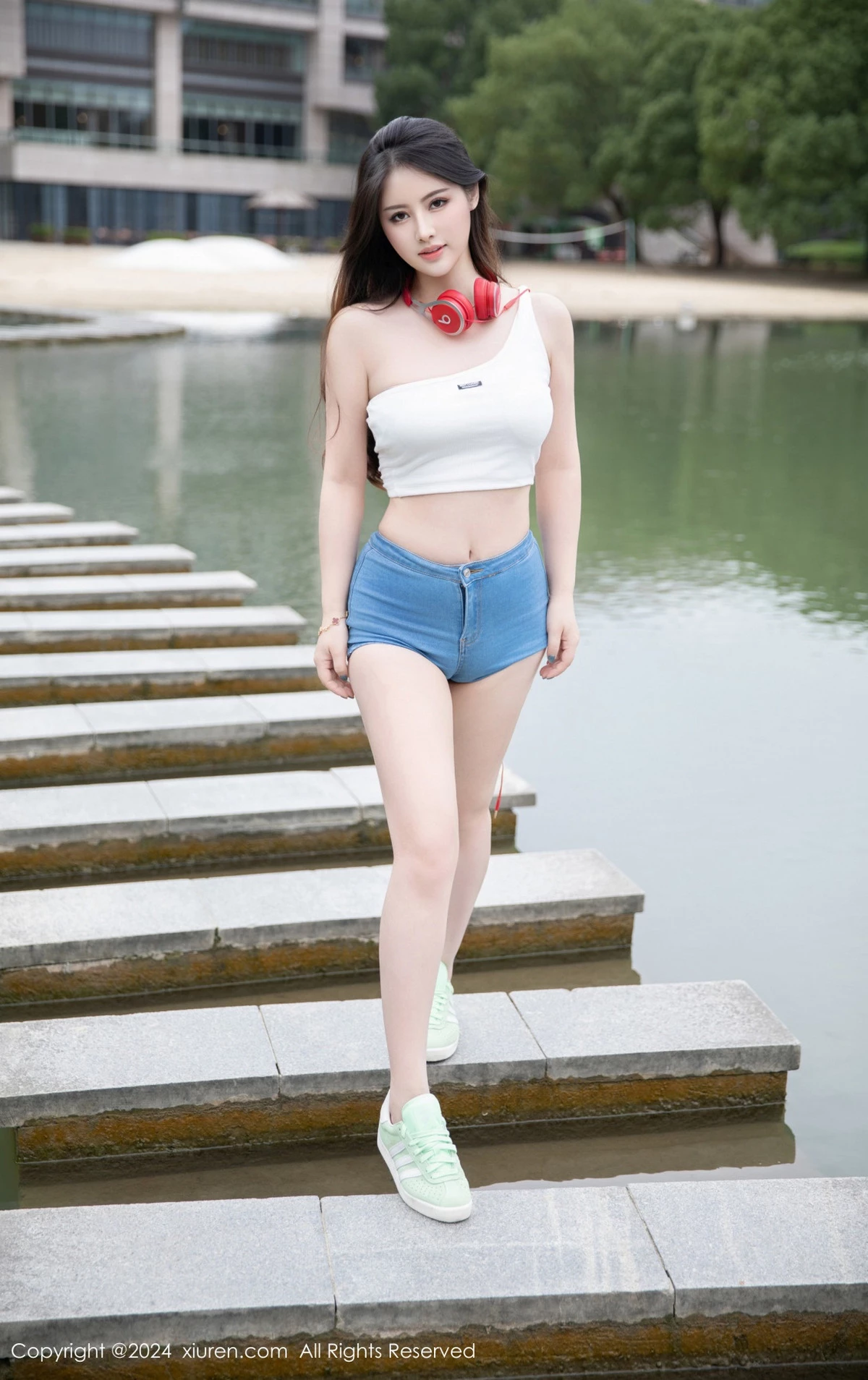 [[XiuRen秀人网]秀人网]No.9354_模特诗诗kiki性感白色抹胸服饰配超短牛仔裤秀丰腴身姿诱惑写真81P