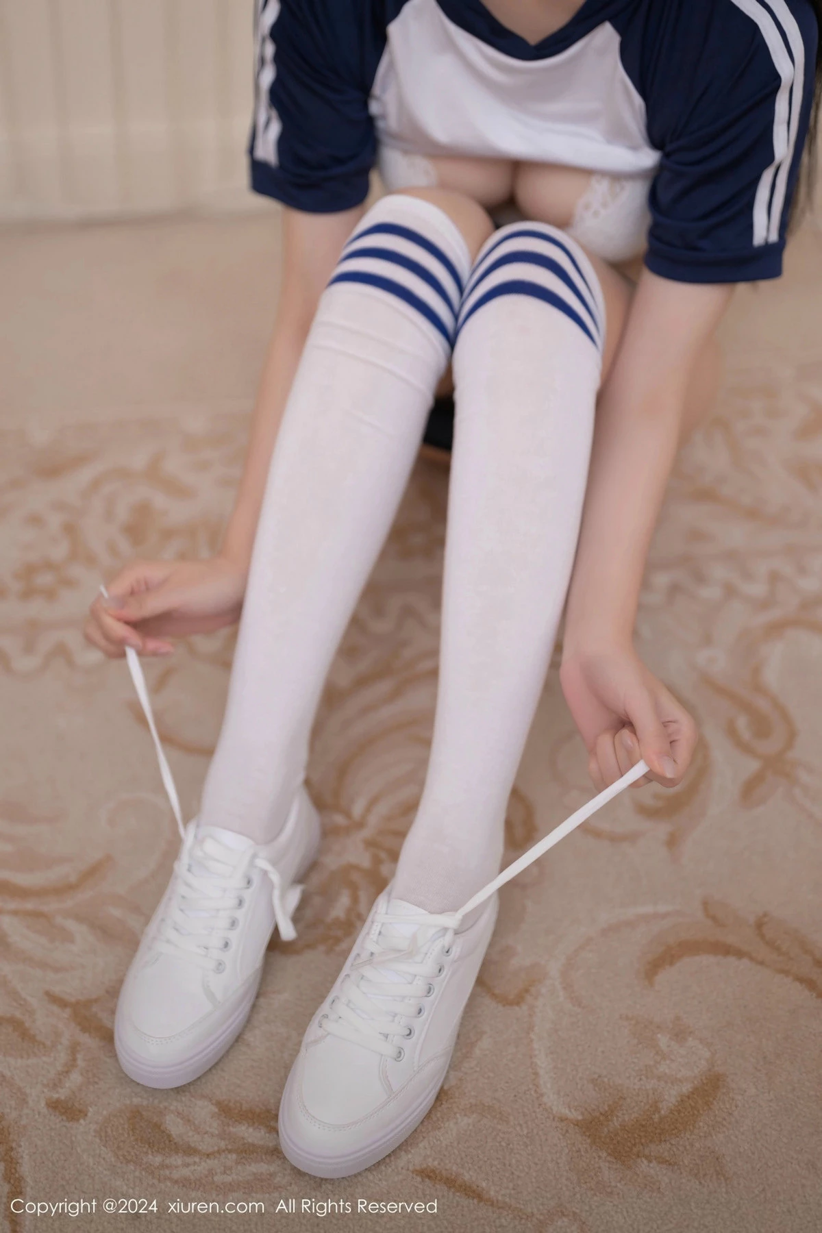 [[XiuRen秀人网]秀人网]No.9506_模特安然anran性感运动服露白色内衣配白丝袜秀柔美身姿诱惑写真80P