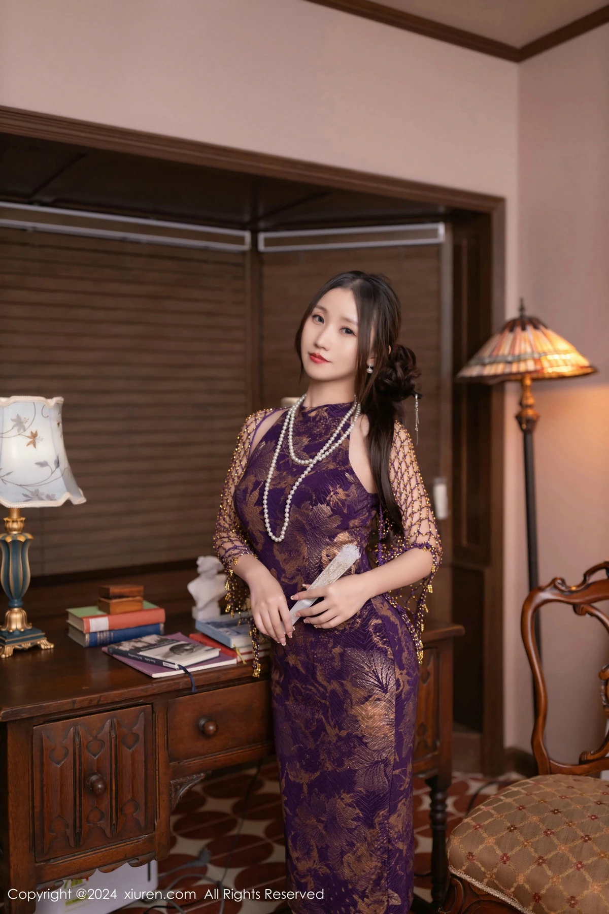 [[XiuRen秀人网]秀人网]No.9513_模特杏子Yada性感紫色旗袍服饰配开档肉丝秀曼妙身姿诱惑写真82P