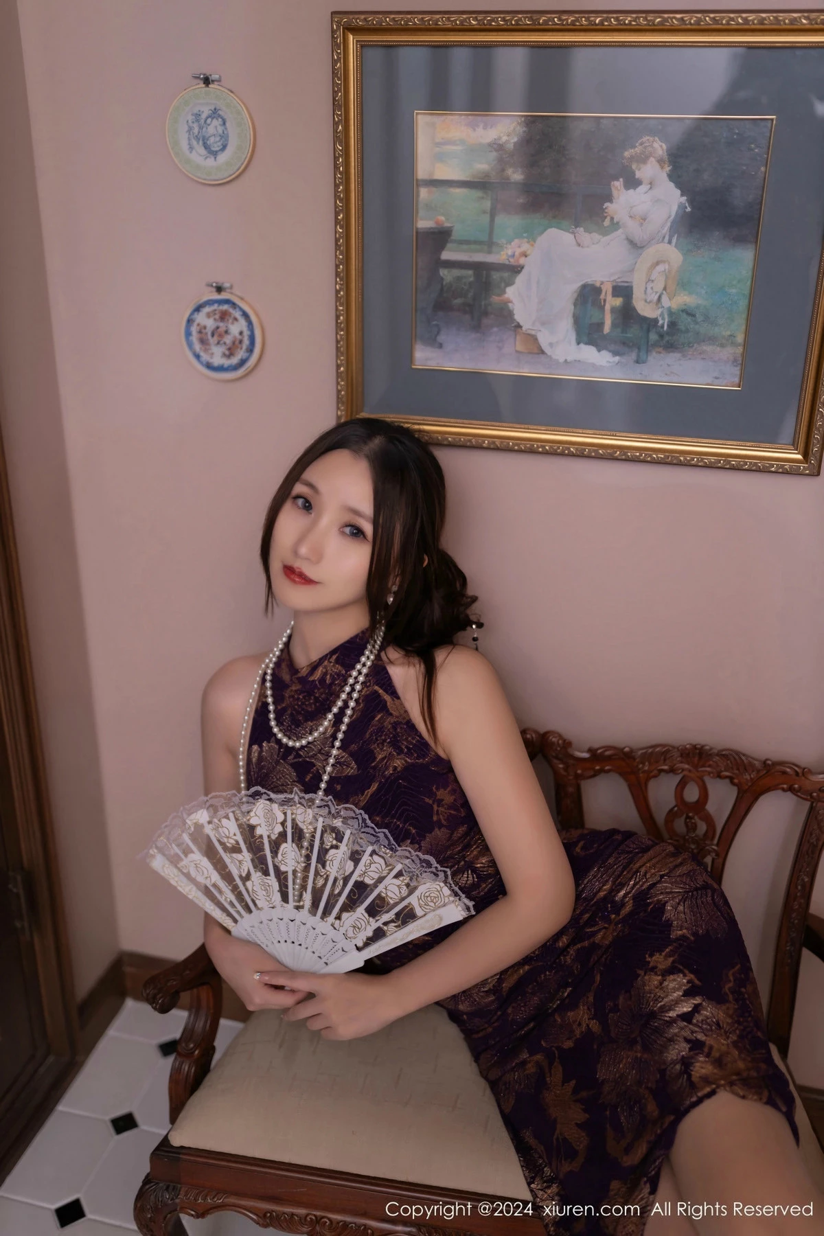 [[XiuRen秀人网]秀人网]No.9513_模特杏子Yada性感紫色旗袍服饰配开档肉丝秀曼妙身姿诱惑写真82P