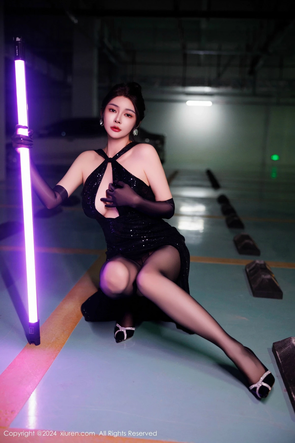 [[XiuRen秀人网]秀人网]No.9512_模特凯竹Quinn性感黑色连衣裙配黑丝袜秀丰腴身材撩人诱惑写真82P