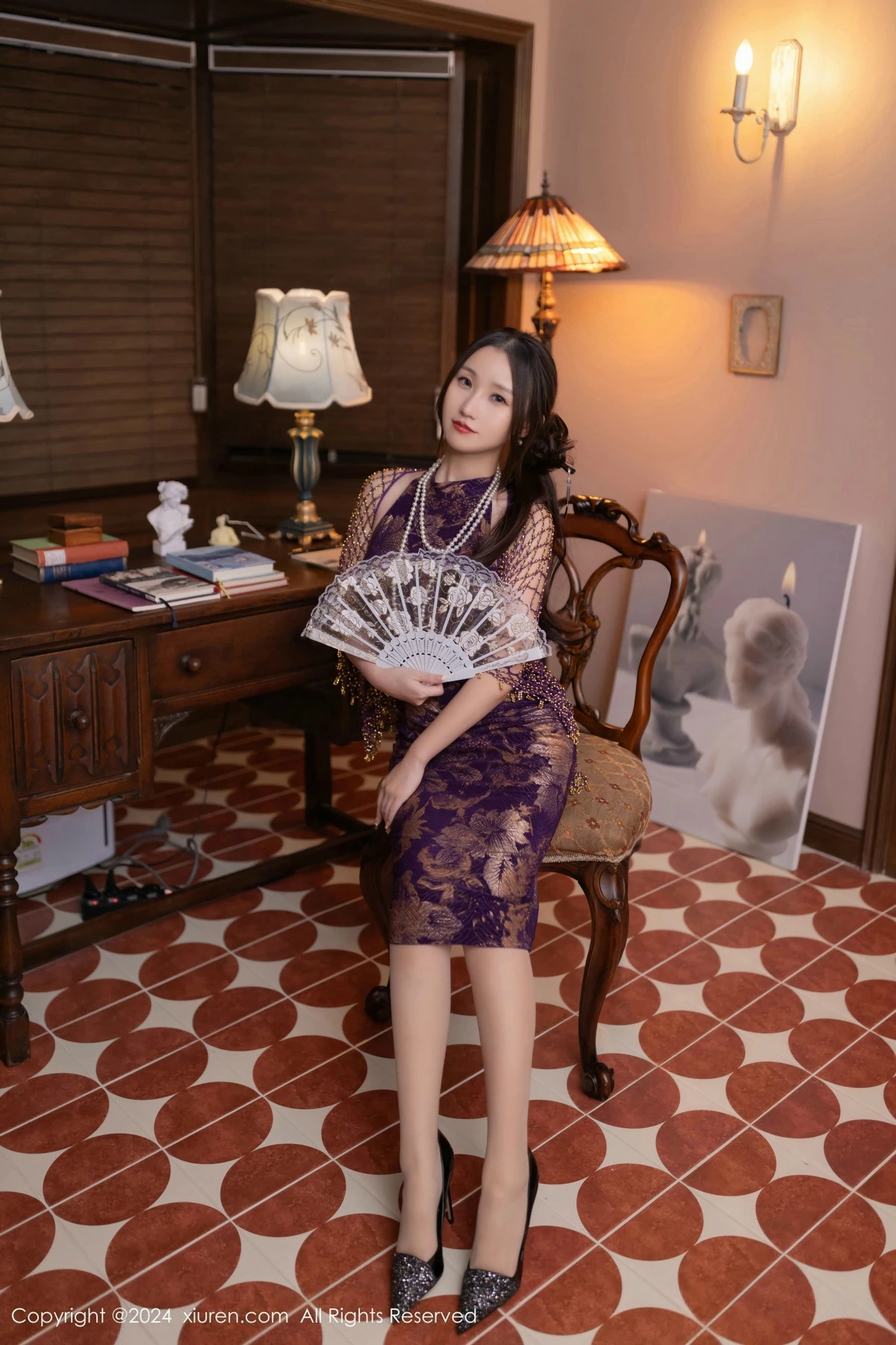 [[XiuRen秀人网]秀人网]No.9513_模特杏子Yada性感紫色旗袍服饰配开档肉丝秀曼妙身姿诱惑写真82P