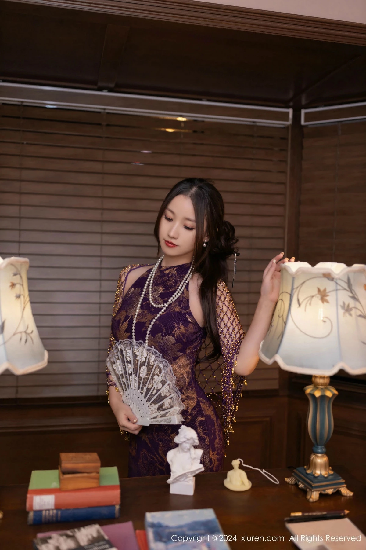 [[XiuRen秀人网]秀人网]No.9513_模特杏子Yada性感紫色旗袍服饰配开档肉丝秀曼妙身姿诱惑写真82P