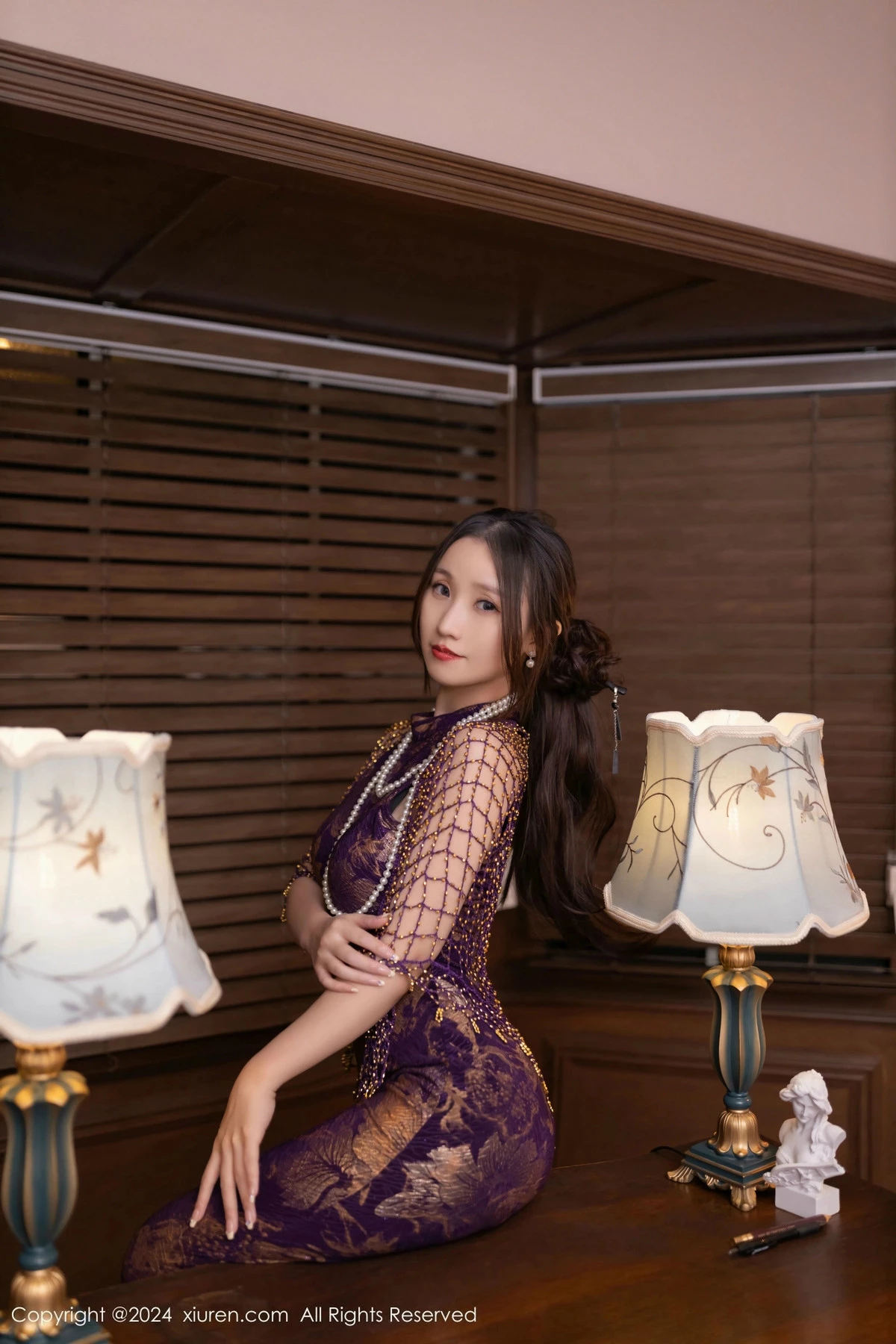 [[XiuRen秀人网]秀人网]No.9513_模特杏子Yada性感紫色旗袍服饰配开档肉丝秀曼妙身姿诱惑写真82P