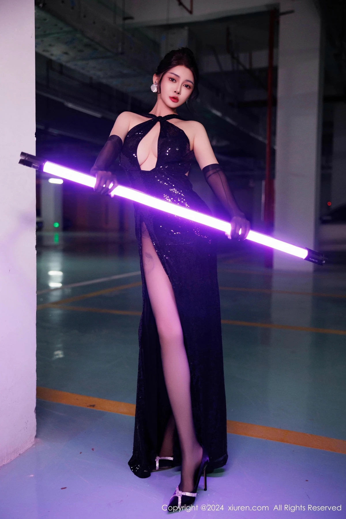 [[XiuRen秀人网]秀人网]No.9512_模特凯竹Quinn性感黑色连衣裙配黑丝袜秀丰腴身材撩人诱惑写真82P