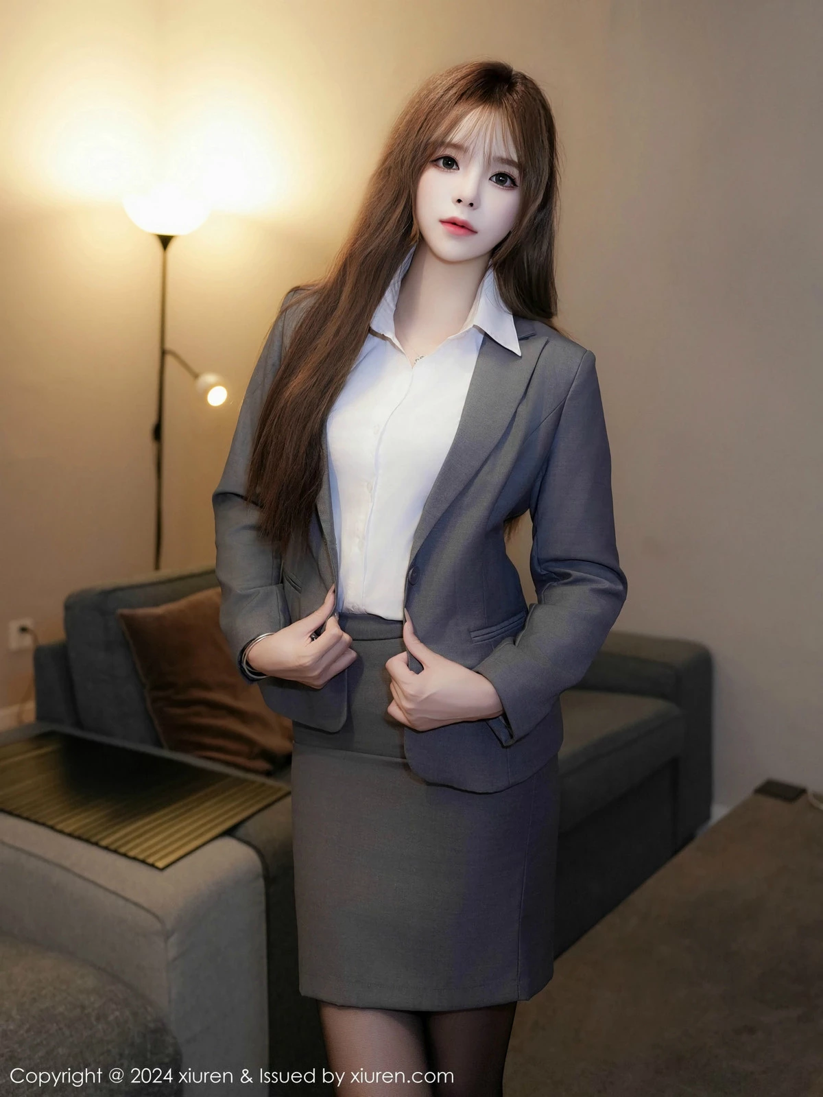 [[XiuRen秀人网]秀人网]No.9507_模特菲菲吃不胖性感白T配超薄无内黑丝秀丰腴身材惹火诱惑写真72P