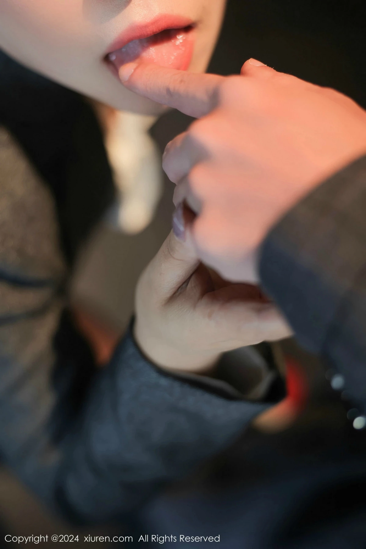 [[XiuRen秀人网]秀人网]No.9515_模特麦田灰色OL职业装露白色上衣配黑丝袜秀曼妙身姿诱惑写真82P