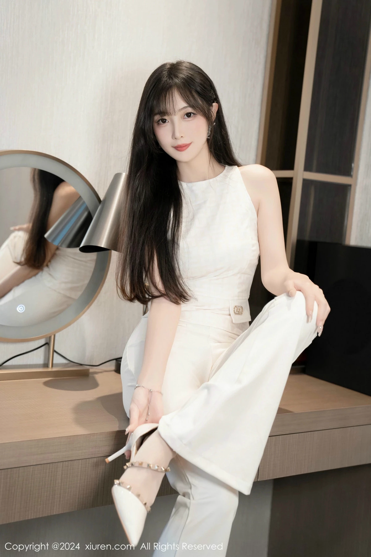 [[XiuRen秀人网]秀人网]No.9528_模特林星阑性感白上衣配简约长裤露白色内衣秀曼妙身姿诱惑写真84P