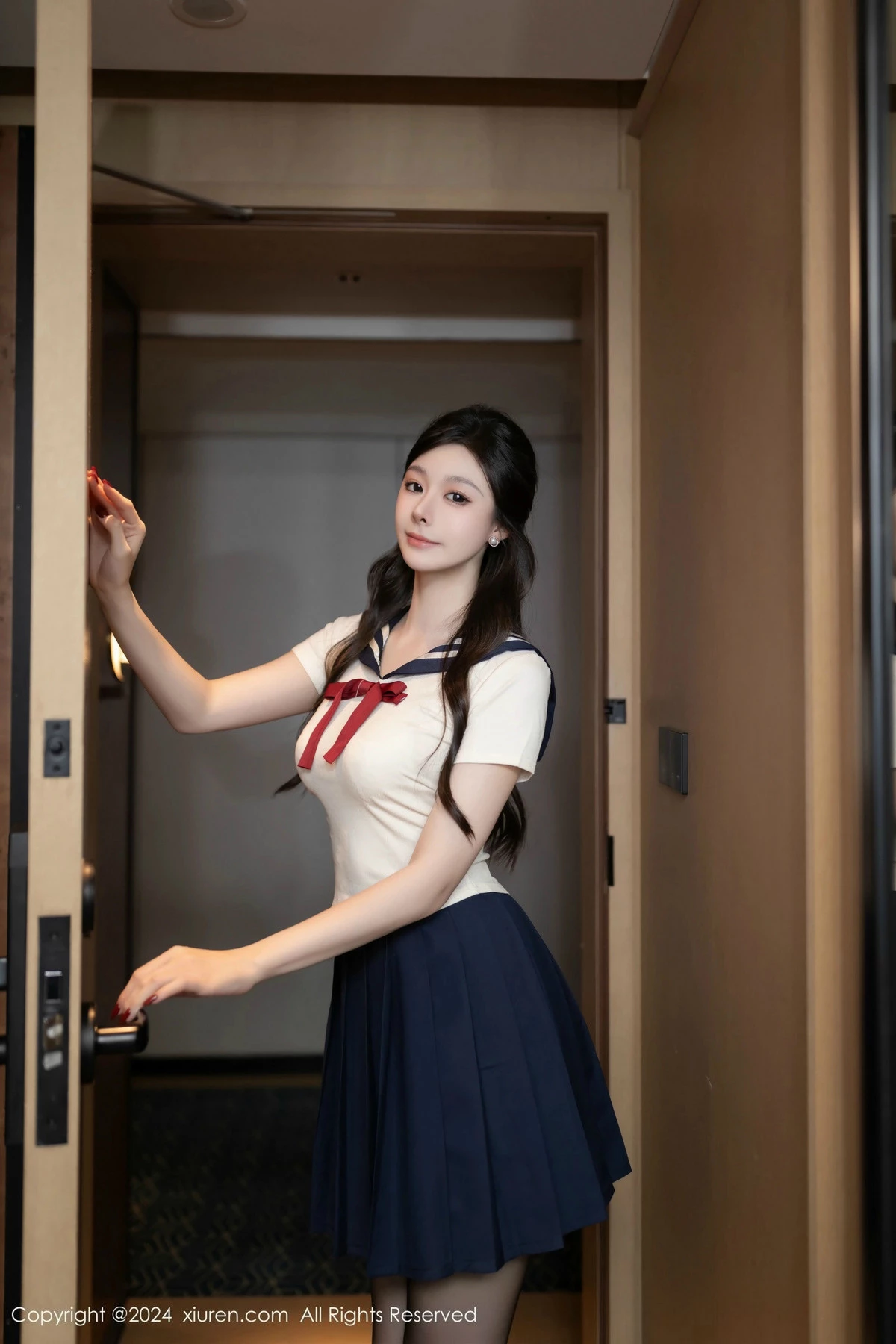 [[XiuRen秀人网]秀人网]No.9530_模特小逗逗性感JK制服露白色内衣配超薄黑丝秀曼妙身姿诱惑写真80P