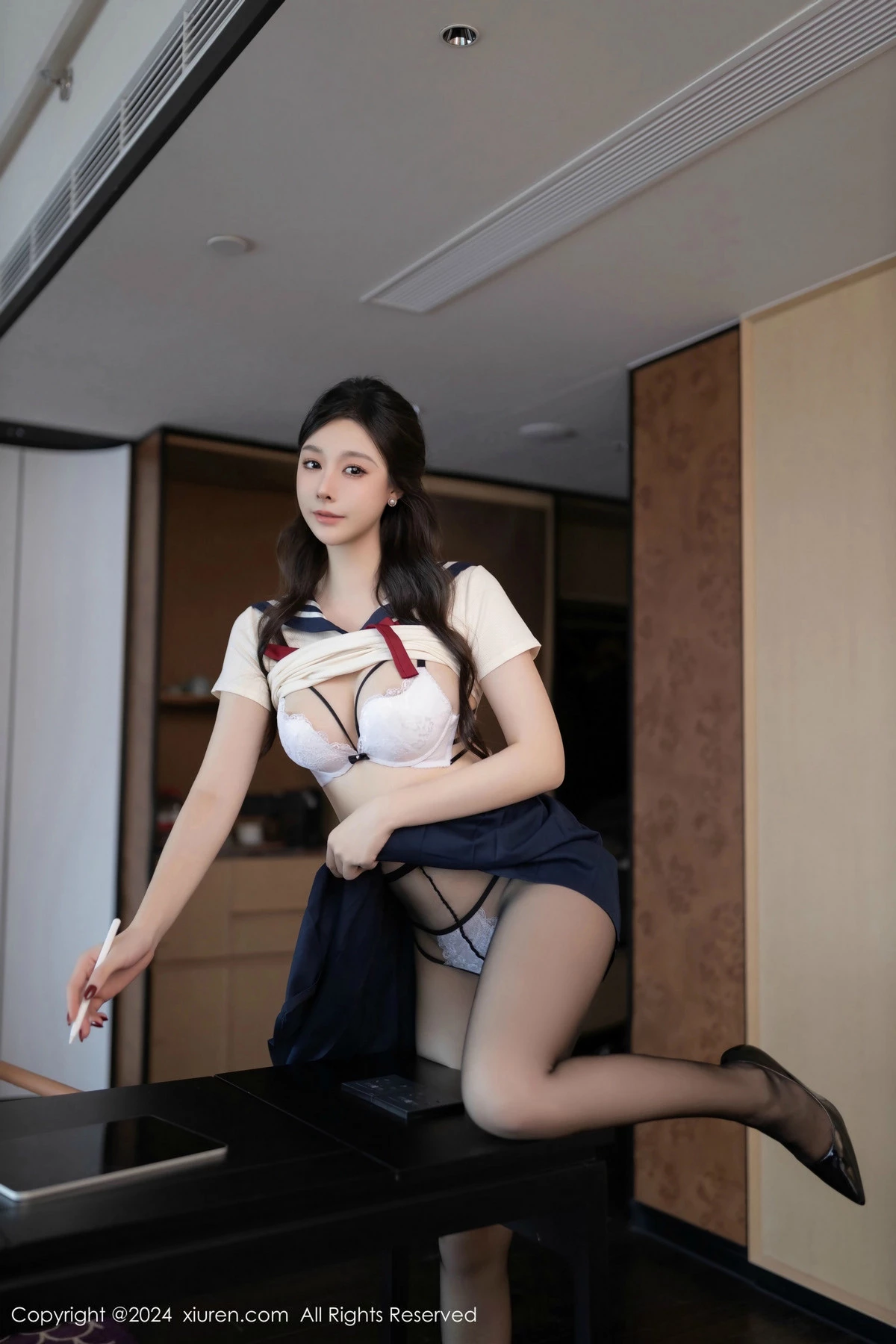 [[XiuRen秀人网]秀人网]No.9530_模特小逗逗性感JK制服露白色内衣配超薄黑丝秀曼妙身姿诱惑写真80P