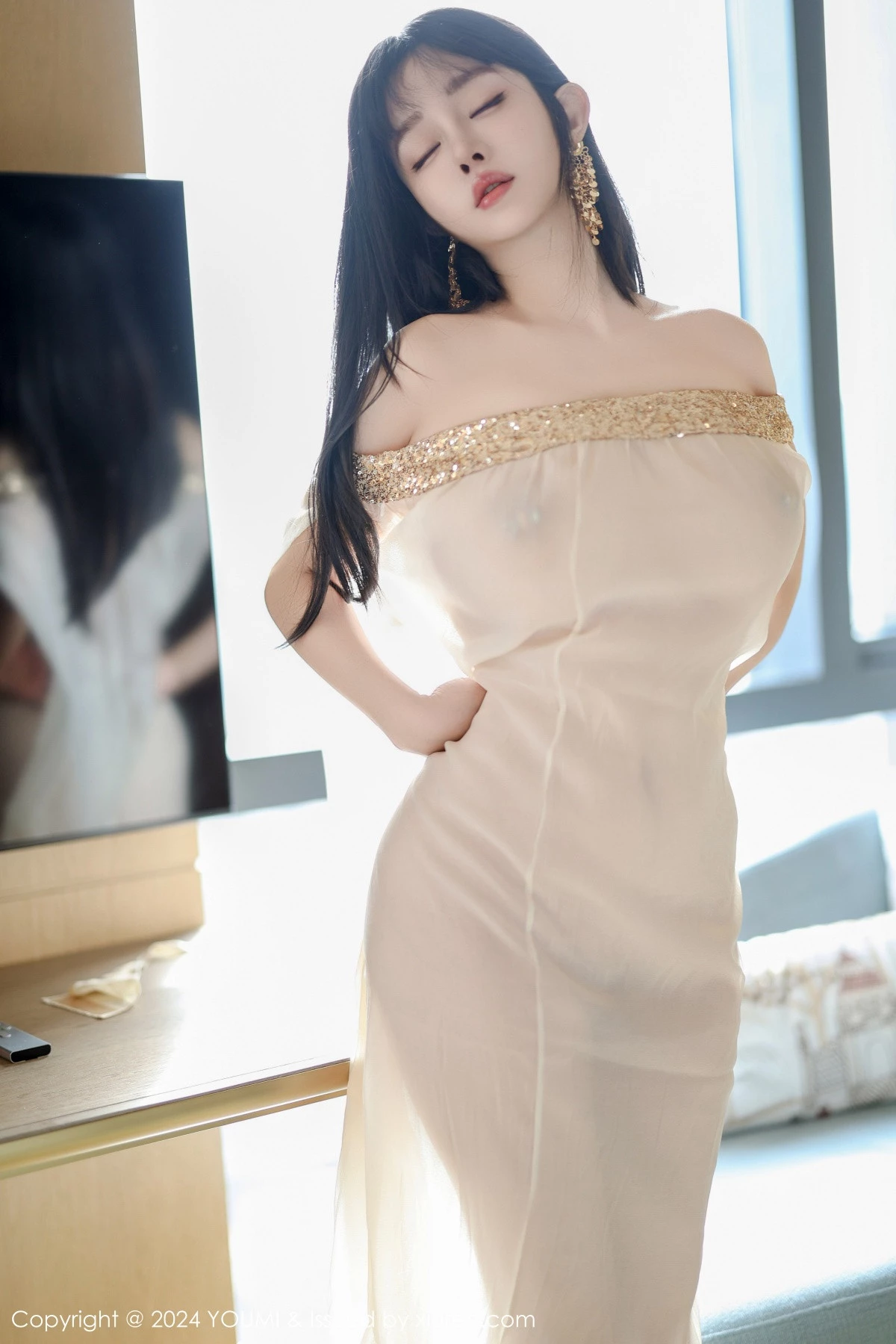 [YouMi尤蜜荟]Vol.1110_女神王雨纯私房性感浅色轻透连衣长裙半撩秀丰满身材诱惑写真70P