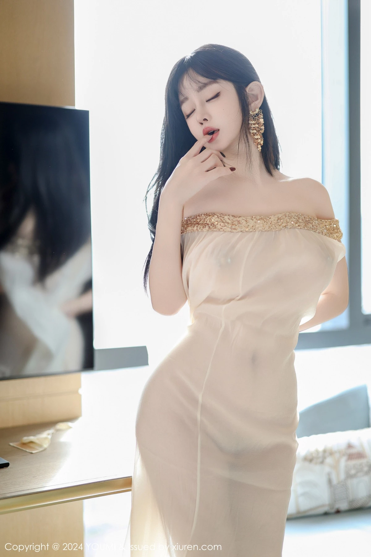 [YouMi尤蜜荟]Vol.1110_女神王雨纯私房性感浅色轻透连衣长裙半撩秀丰满身材诱惑写真70P