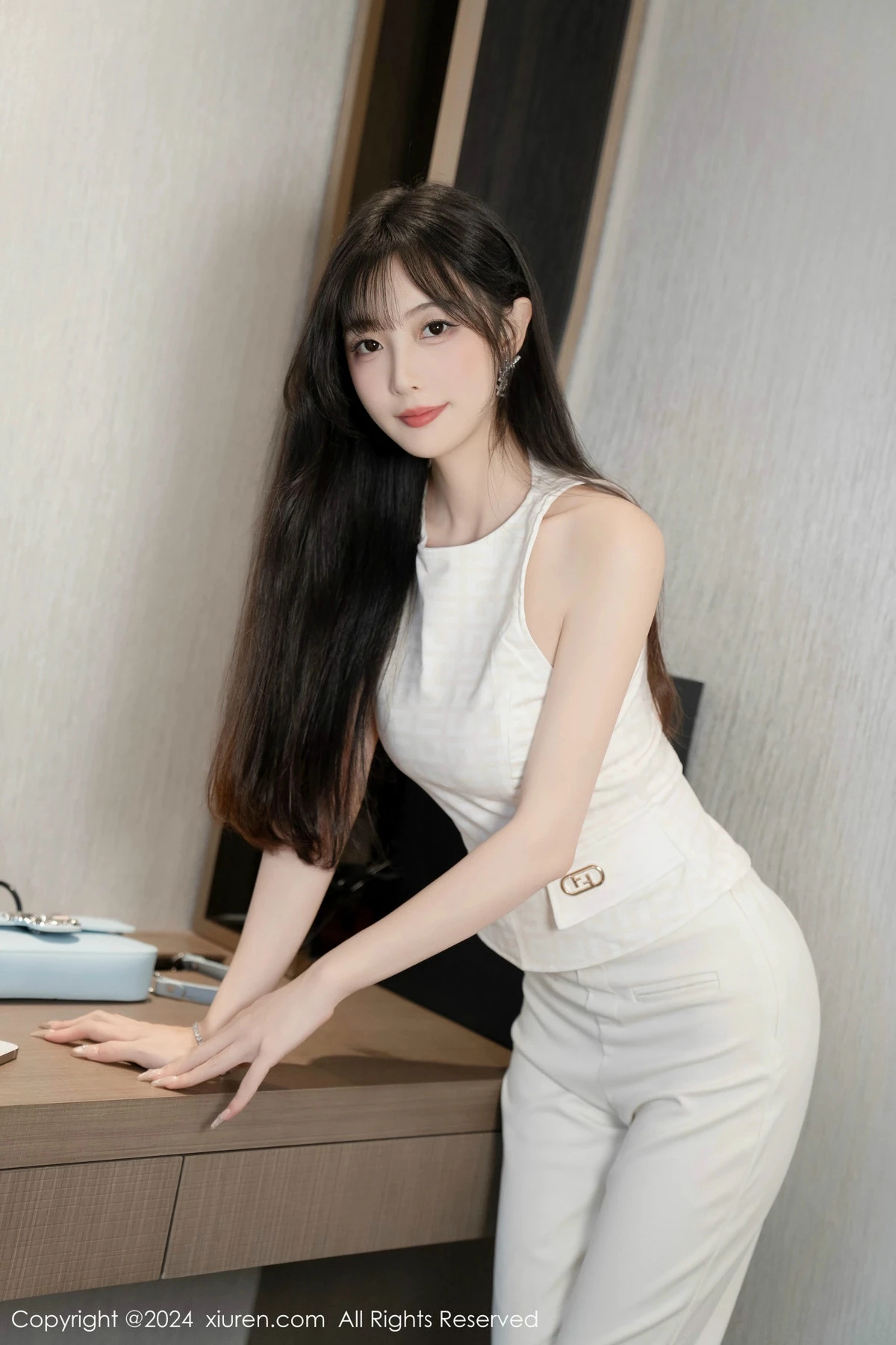 [[XiuRen秀人网]秀人网]No.9528_模特林星阑性感白上衣配简约长裤露白色内衣秀曼妙身姿诱惑写真84P