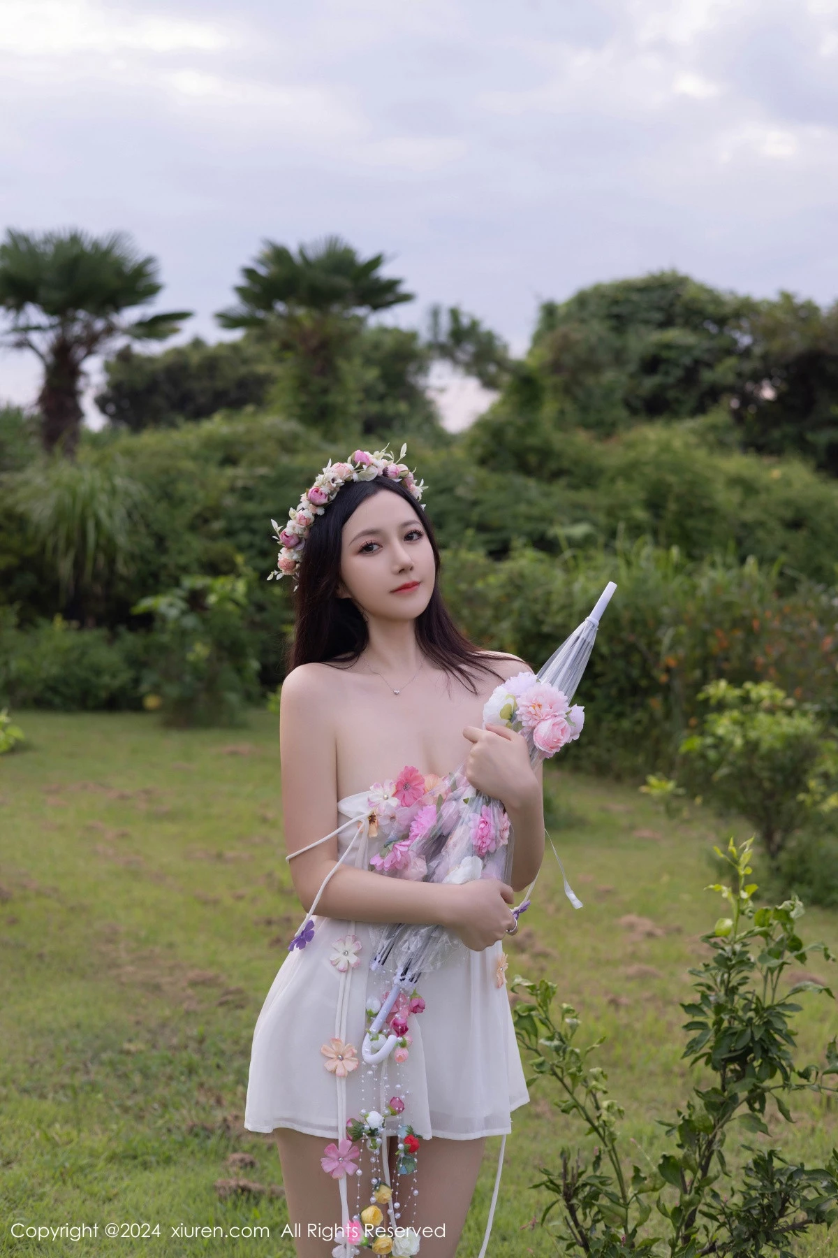 [[XiuRen秀人网]秀人网]No.9531_模特鱼子酱Fish花朵主题白色吊带配原色丝袜秀曼妙身姿诱惑写真80P