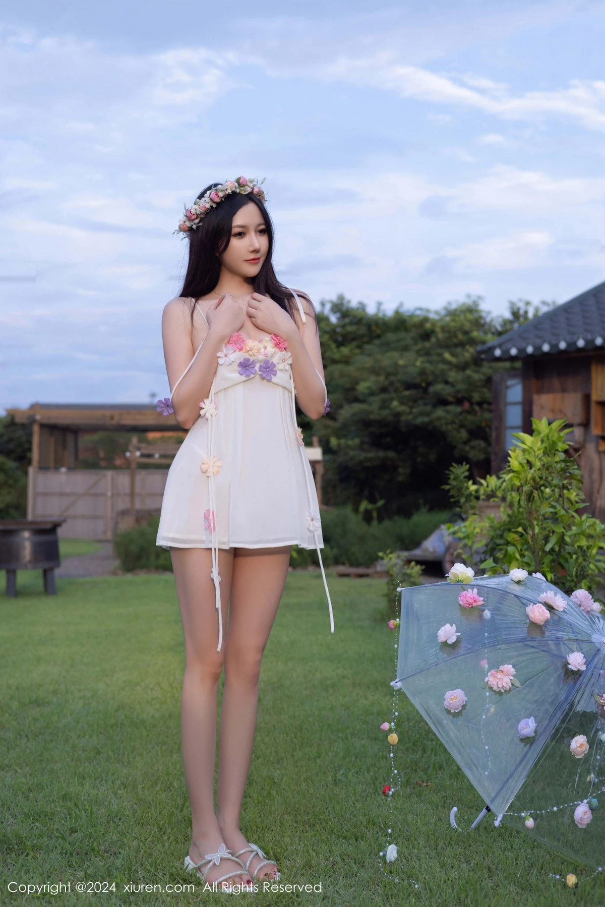 [[XiuRen秀人网]秀人网]No.9531_模特鱼子酱Fish花朵主题白色吊带配原色丝袜秀曼妙身姿诱惑写真80P