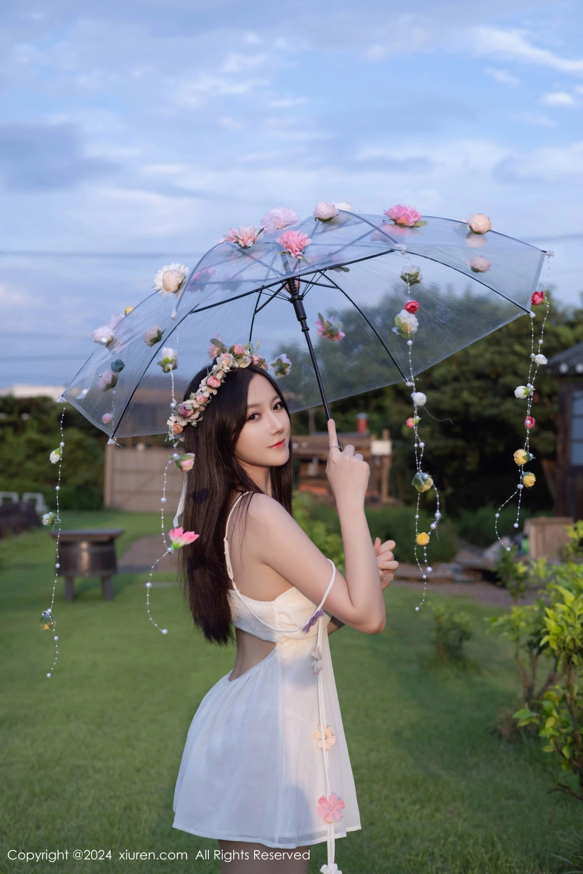 [[XiuRen秀人网]秀人网]No.9531_模特鱼子酱Fish花朵主题白色吊带配原色丝袜秀曼妙身姿诱惑写真80P