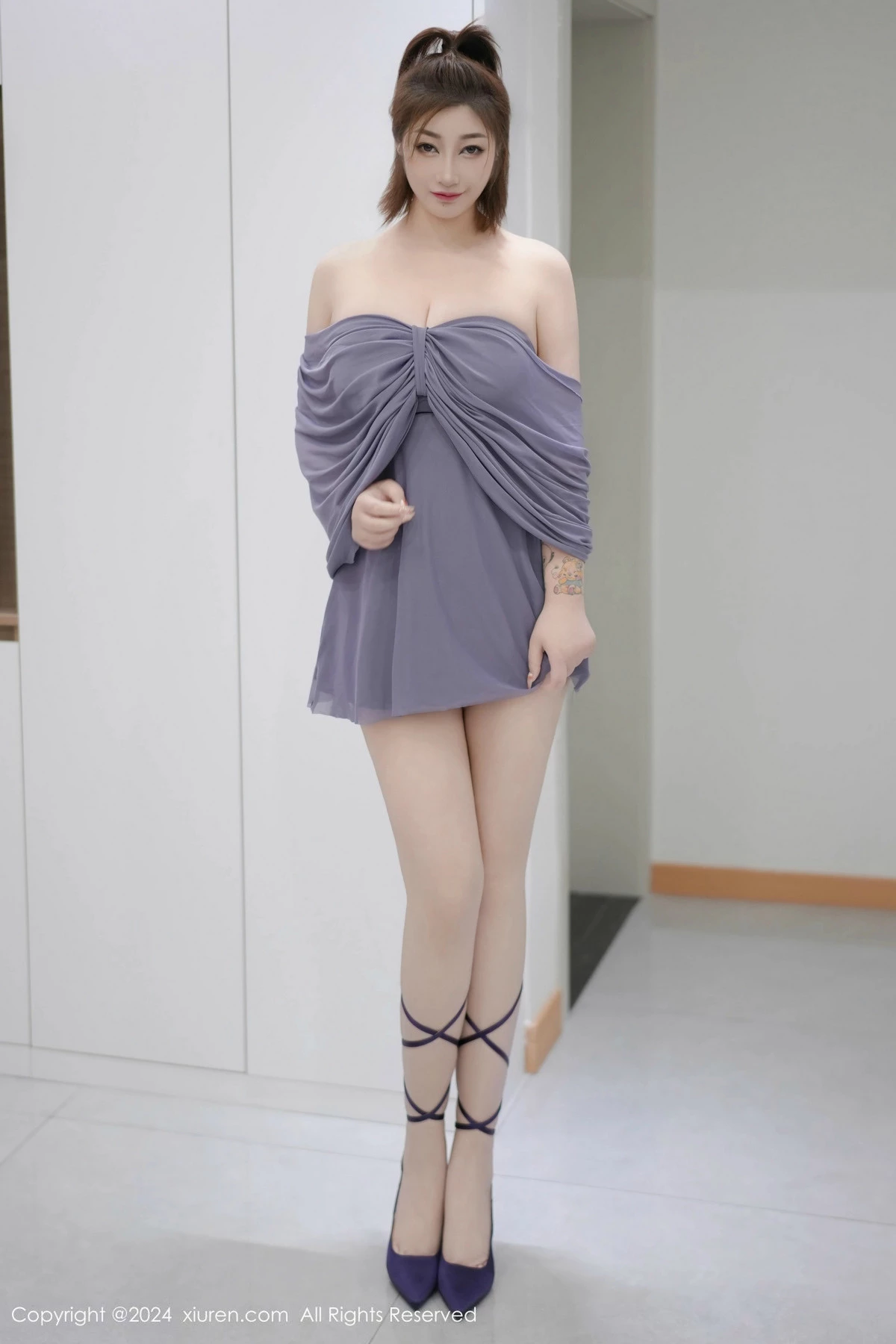 [[XiuRen秀人网]秀人网]No.9525_女神妲己_Toxic性感灰色连衣裙露白色珍珠内衣秀丰腴身材诱惑写真70P