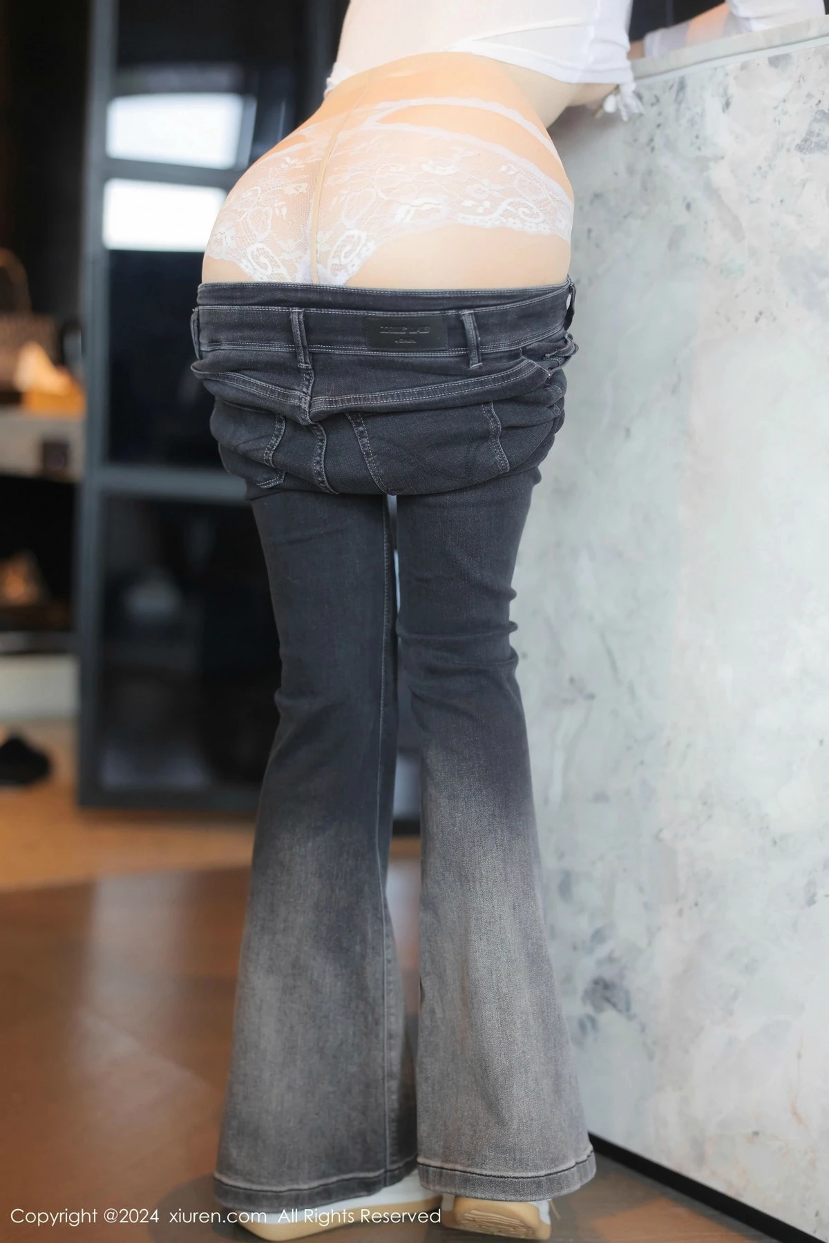 [[XiuRen秀人网]秀人网]No.9524_模特桃妖夭性感白T配牛仔裤露白色情趣内衣秀惹火身材诱惑写真89P