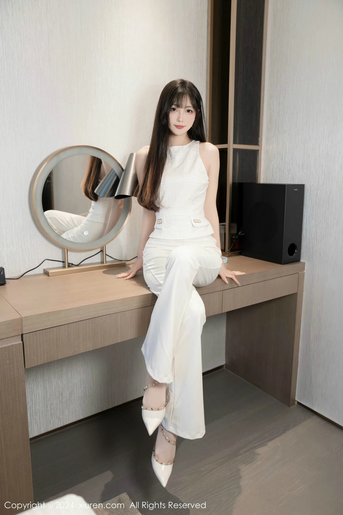 [[XiuRen秀人网]秀人网]No.9528_模特林星阑性感白上衣配简约长裤露白色内衣秀曼妙身姿诱惑写真84P