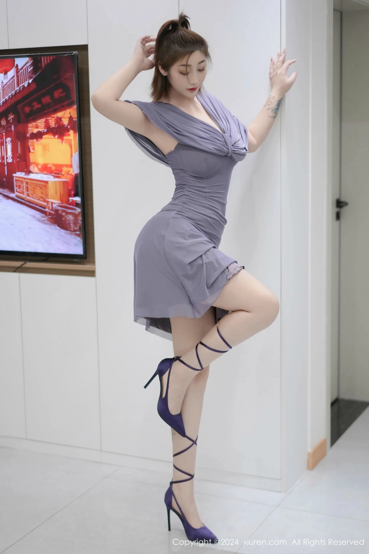 [[XiuRen秀人网]秀人网]No.9525_女神妲己_Toxic性感灰色连衣裙露白色珍珠内衣秀丰腴身材诱惑写真70P